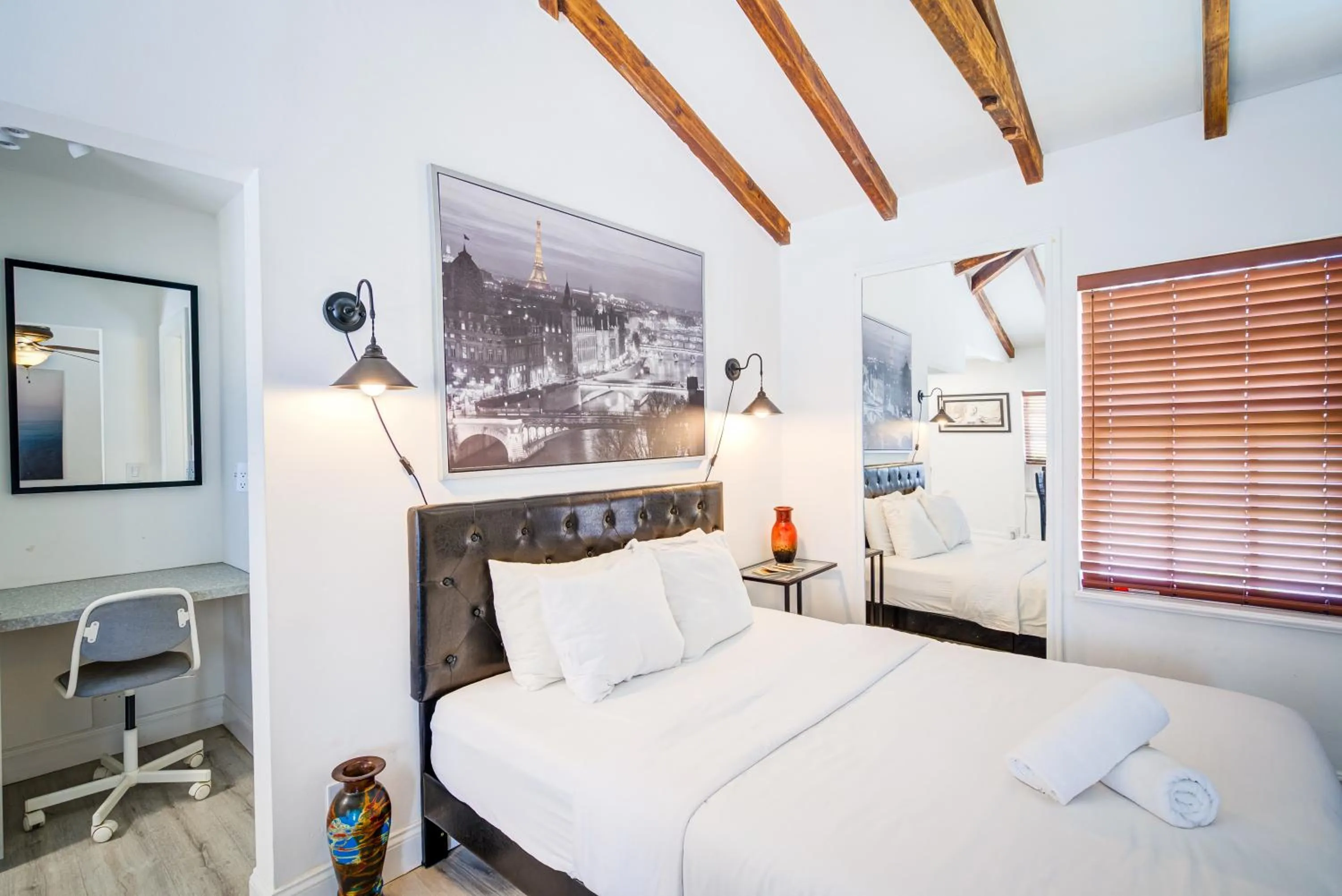 Bedroom, Bed in Little Paris by the ocean self check in