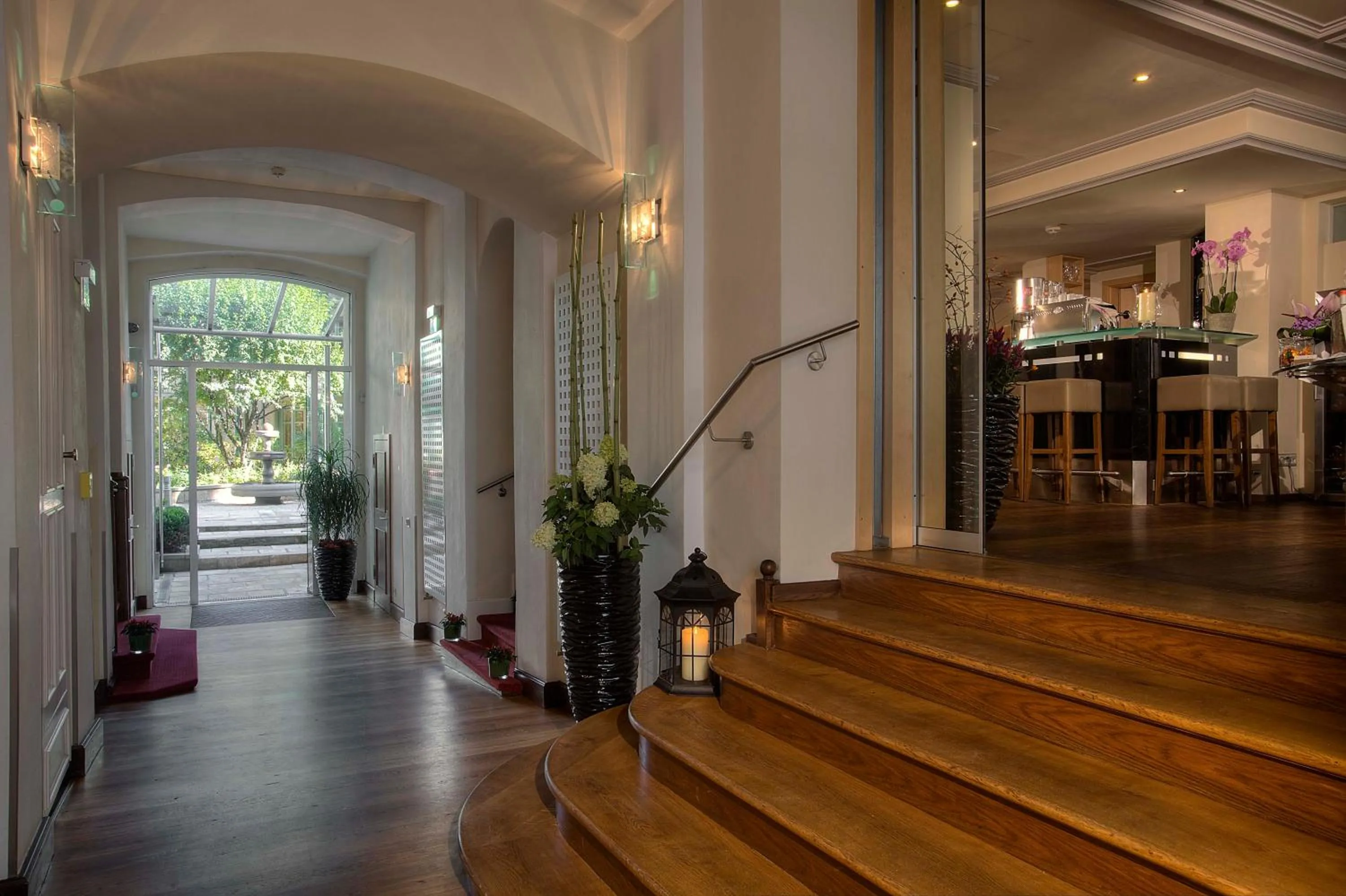 Lobby or reception in MAXIMILIAN MUNICH Apartments & Hotel