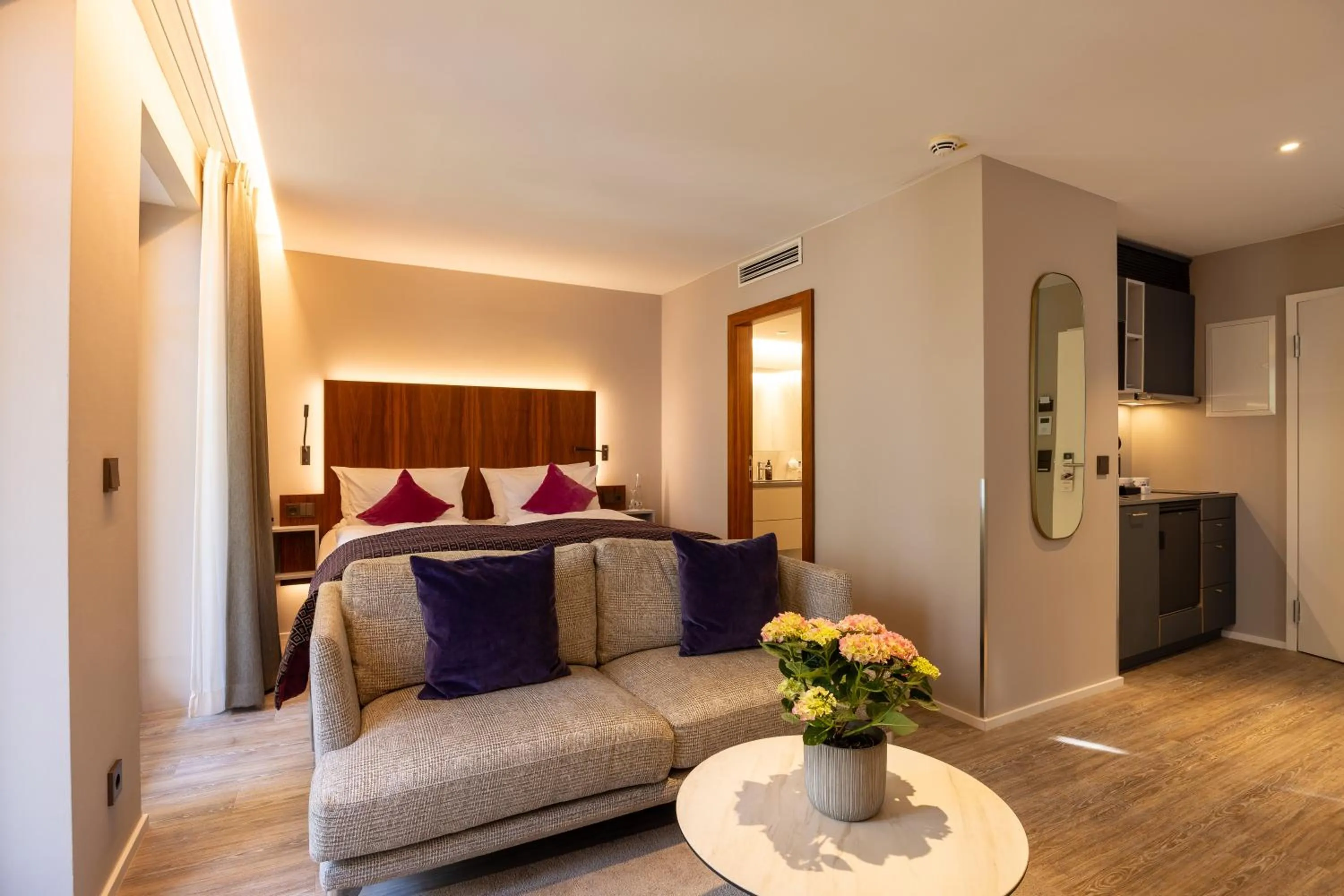 Garden view, Bed in MAXIMILIAN MUNICH Apartments & Hotel