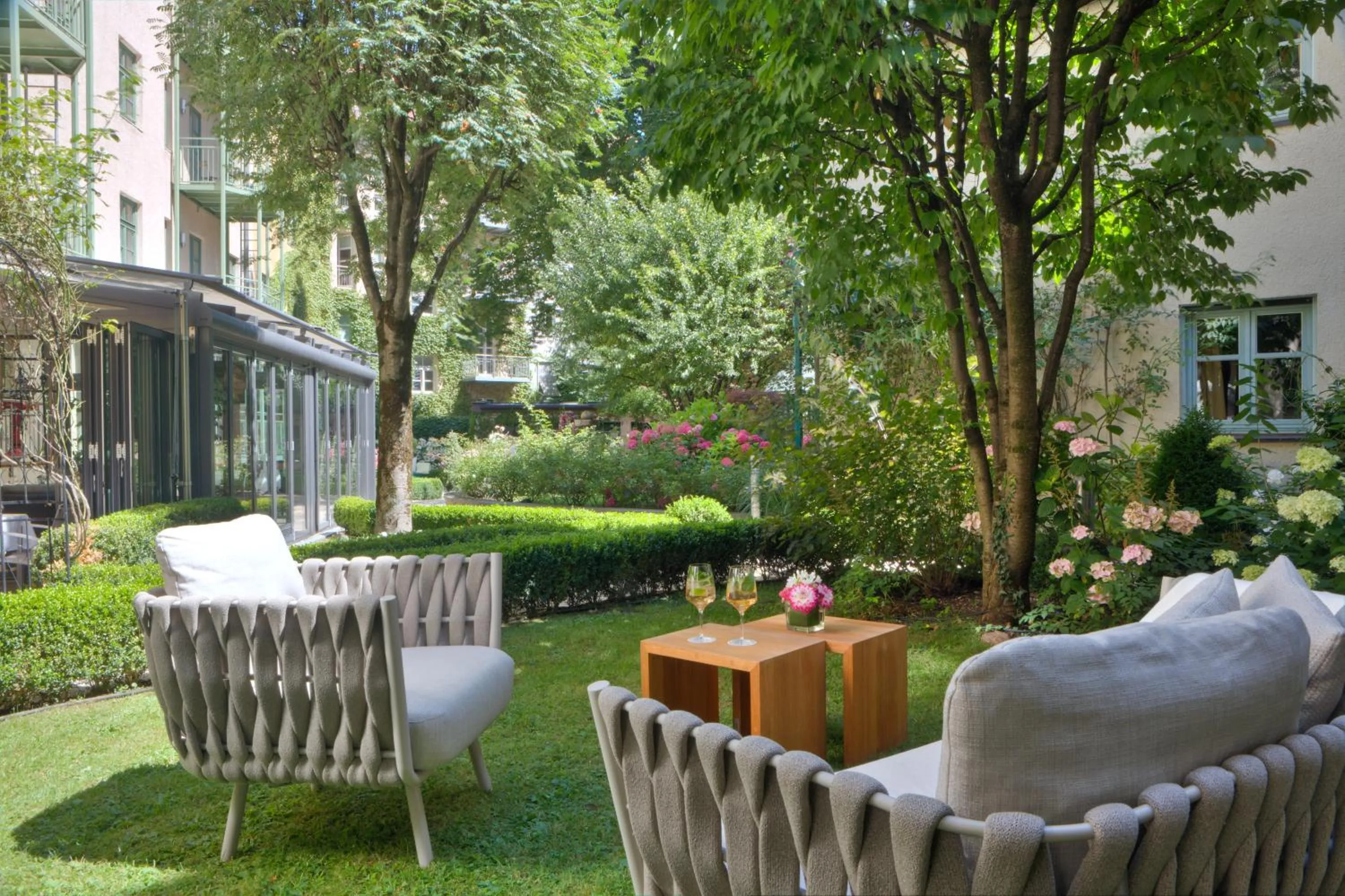 Patio in MAXIMILIAN MUNICH Apartments & Hotel
