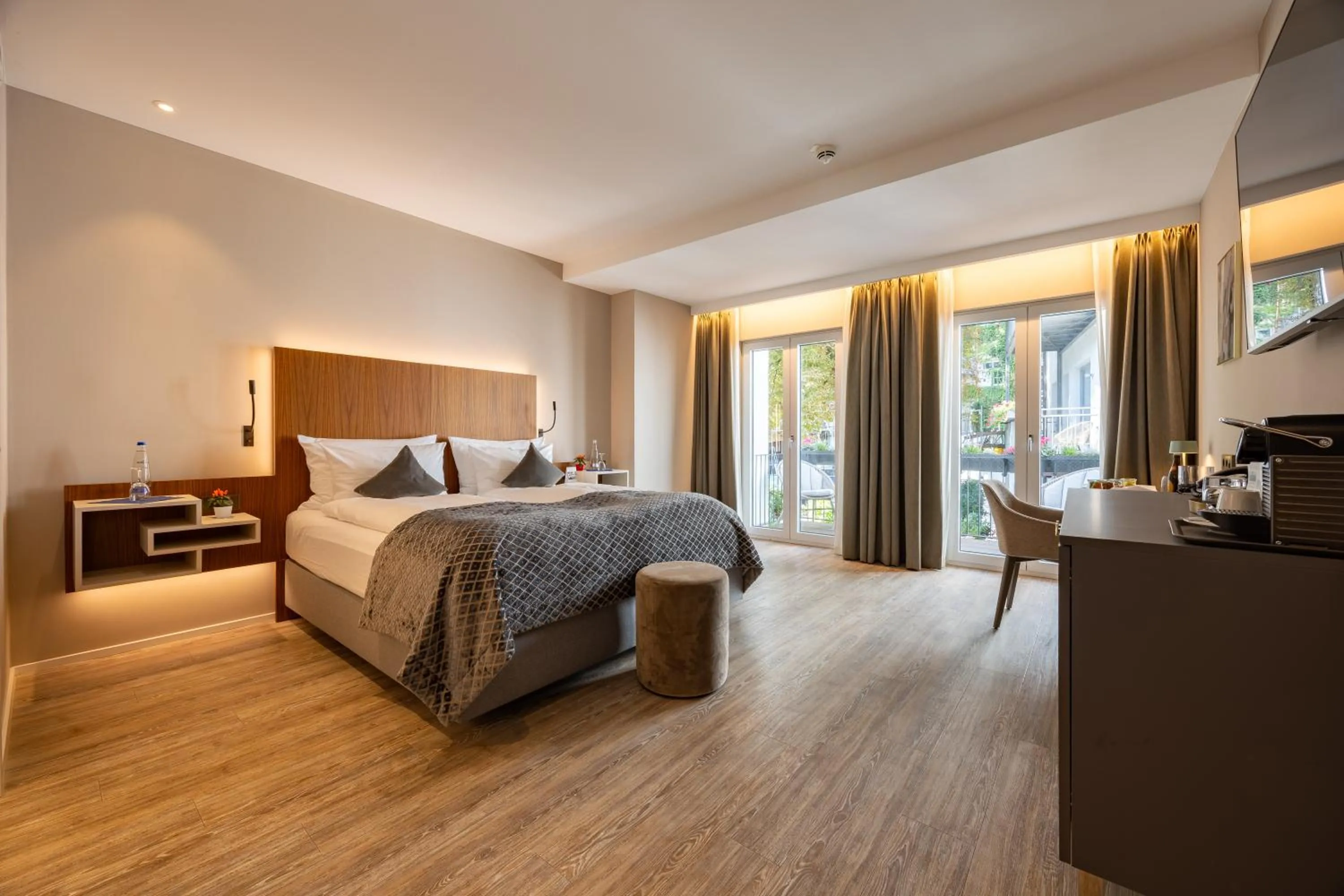 Garden view, Bed in MAXIMILIAN MUNICH Apartments & Hotel