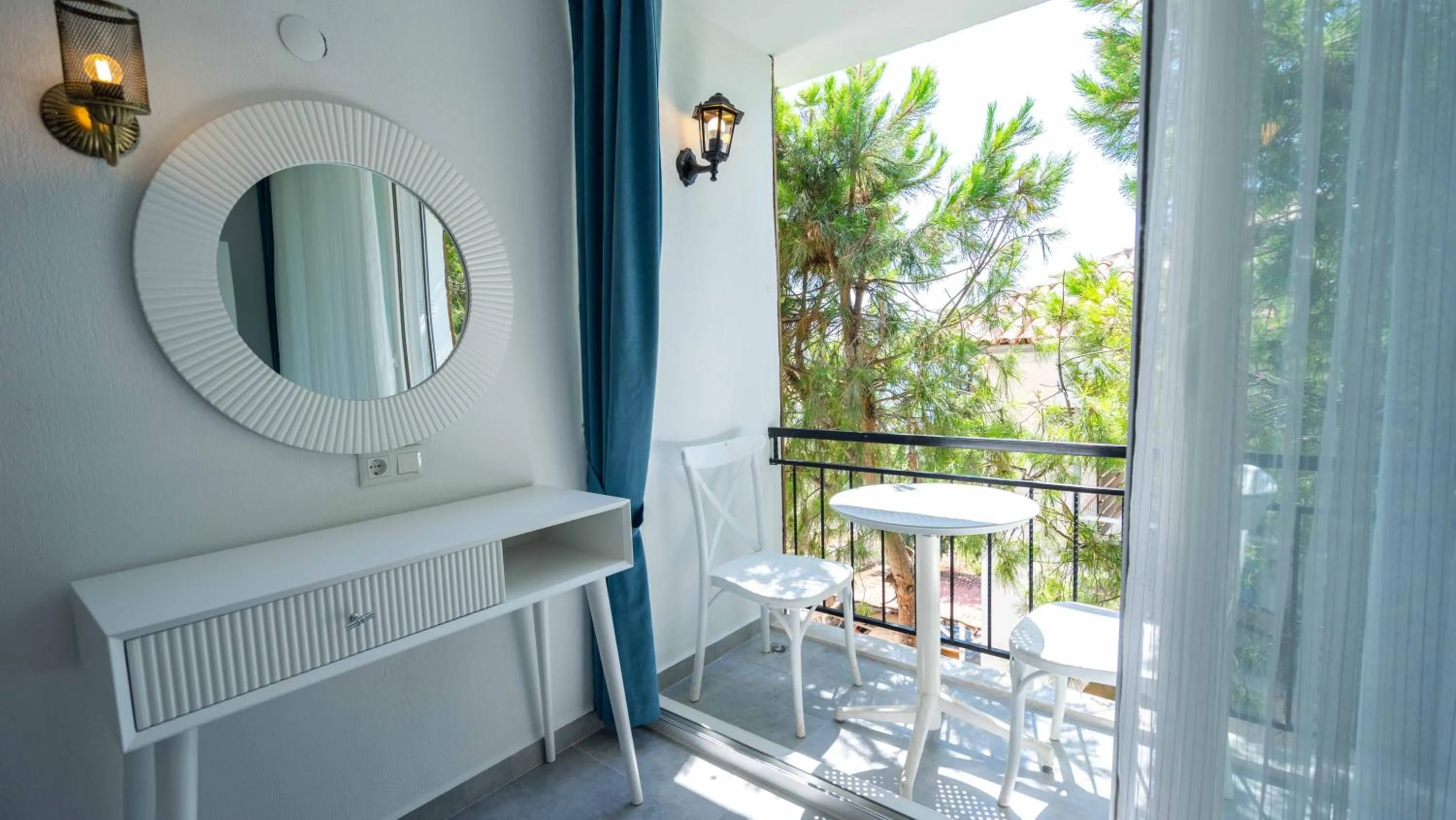 Deluxe Double Room with Side Sea View in Sole'n Blu