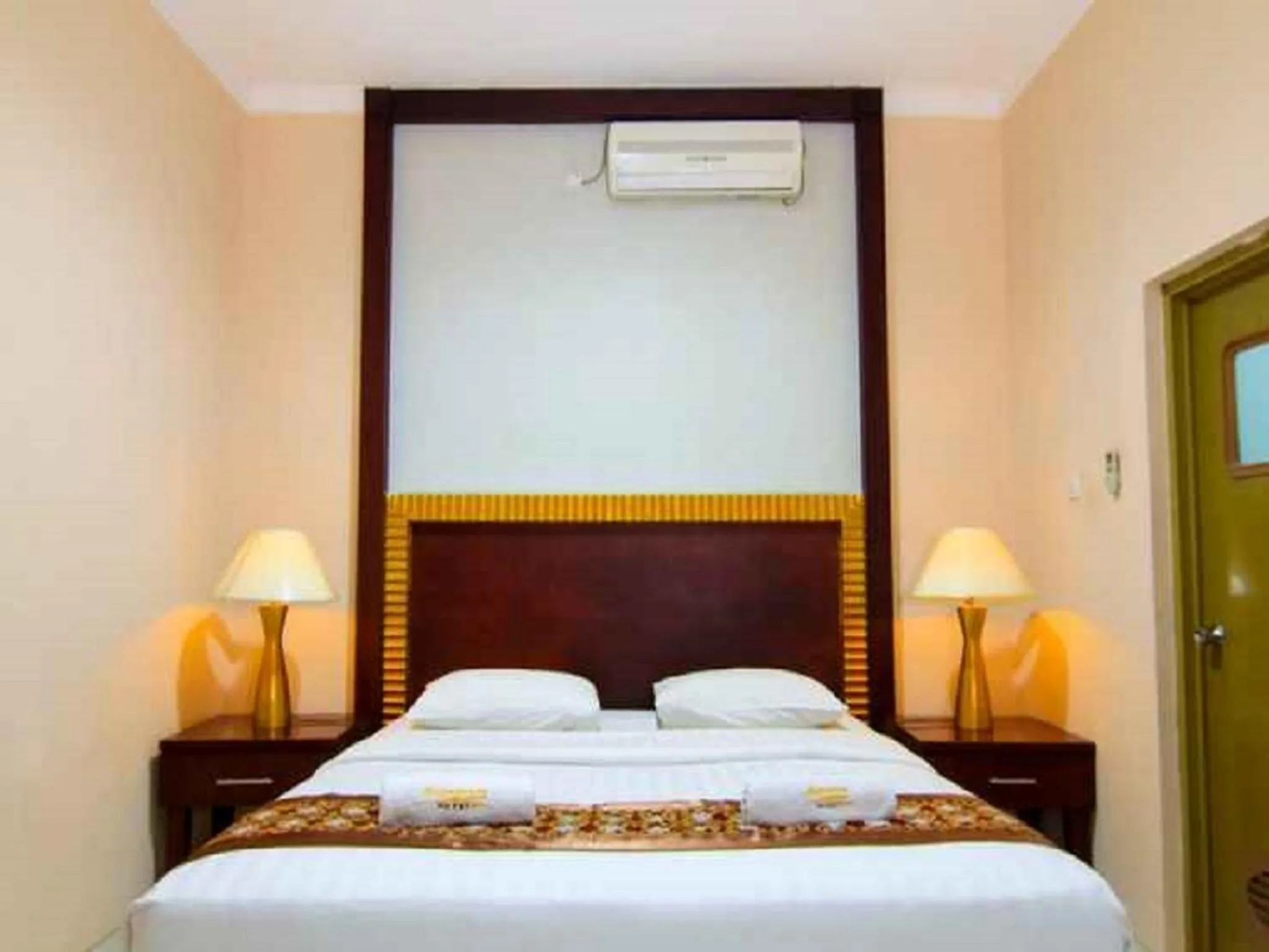 Bedroom, Bed in Hotel Signature Mandala Kencana