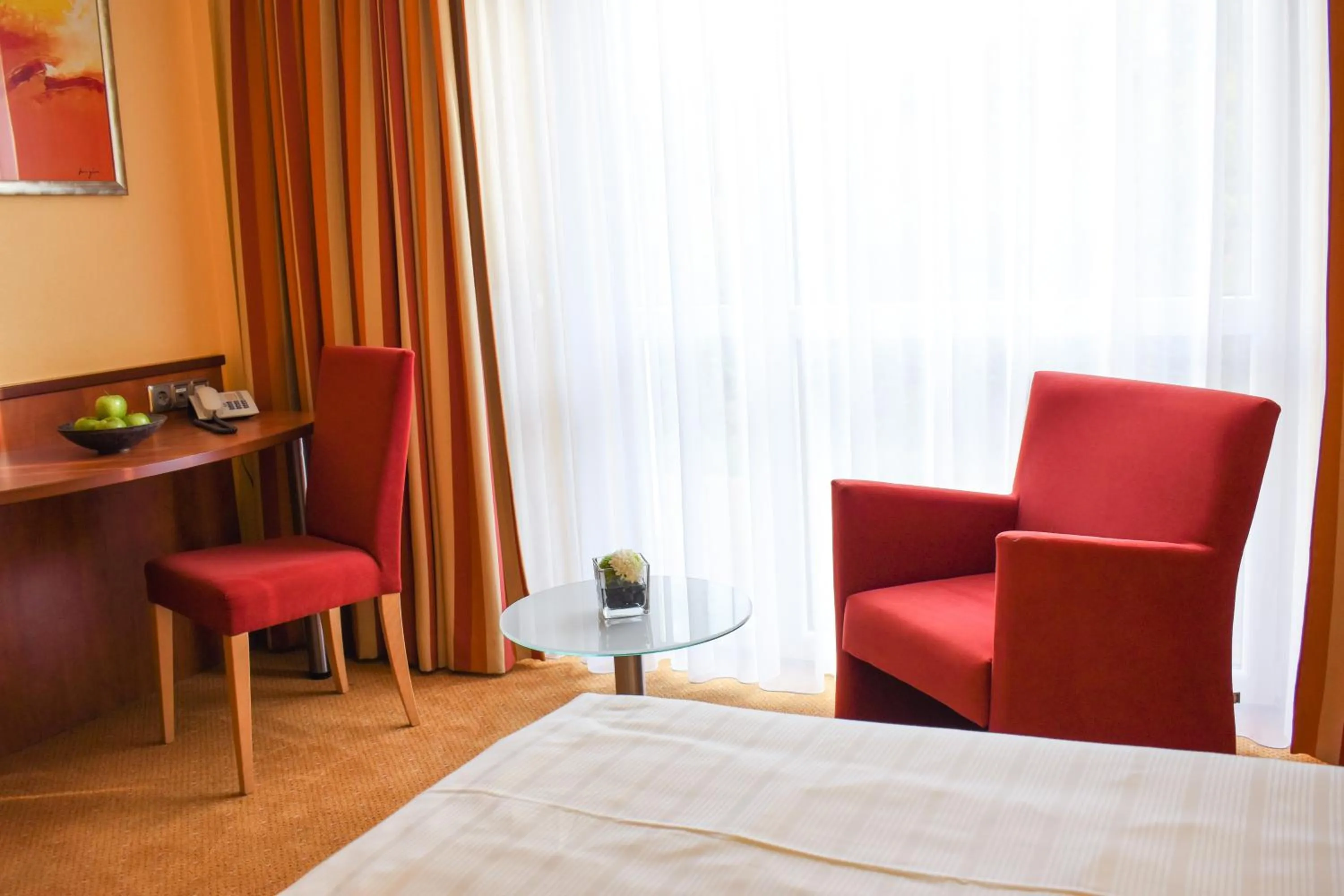Seating area, Bed in Hotel ESPERANTO Kongress- und Kulturzentrum Fulda