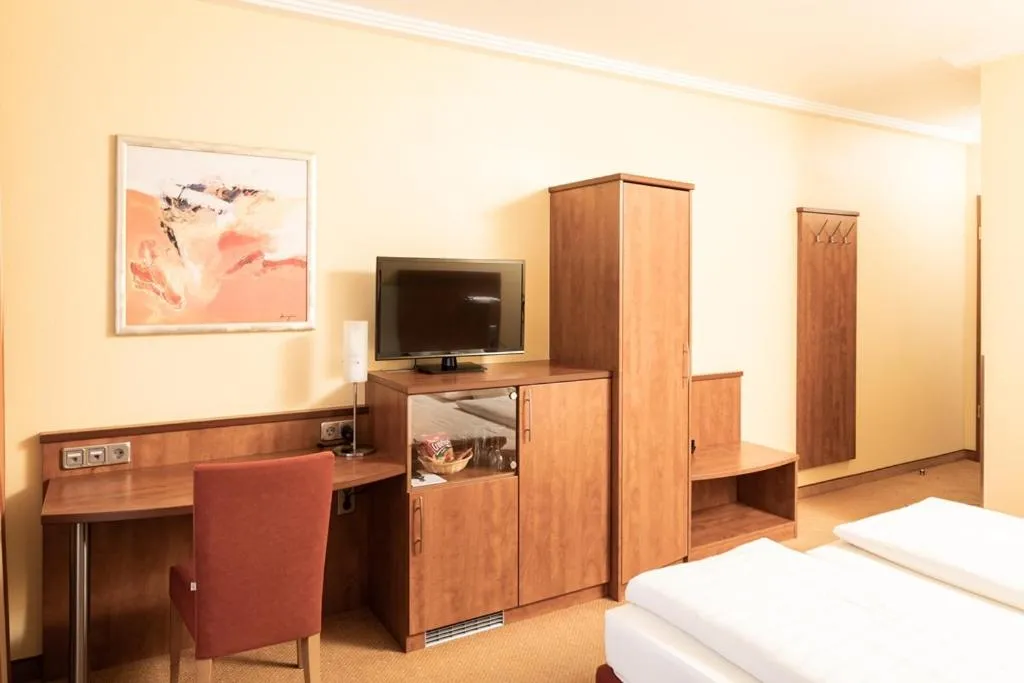 Photo of the whole room, Bed in Hotel ESPERANTO Kongress- und Kulturzentrum Fulda