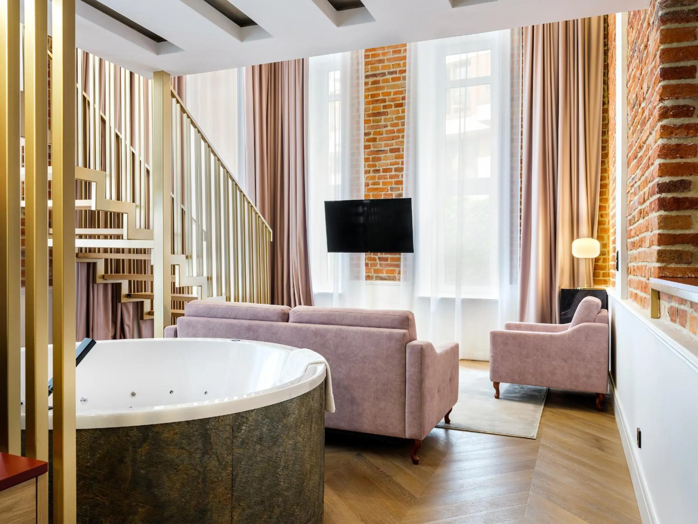 Communal lounge/ TV room in Hotel Golden Queen