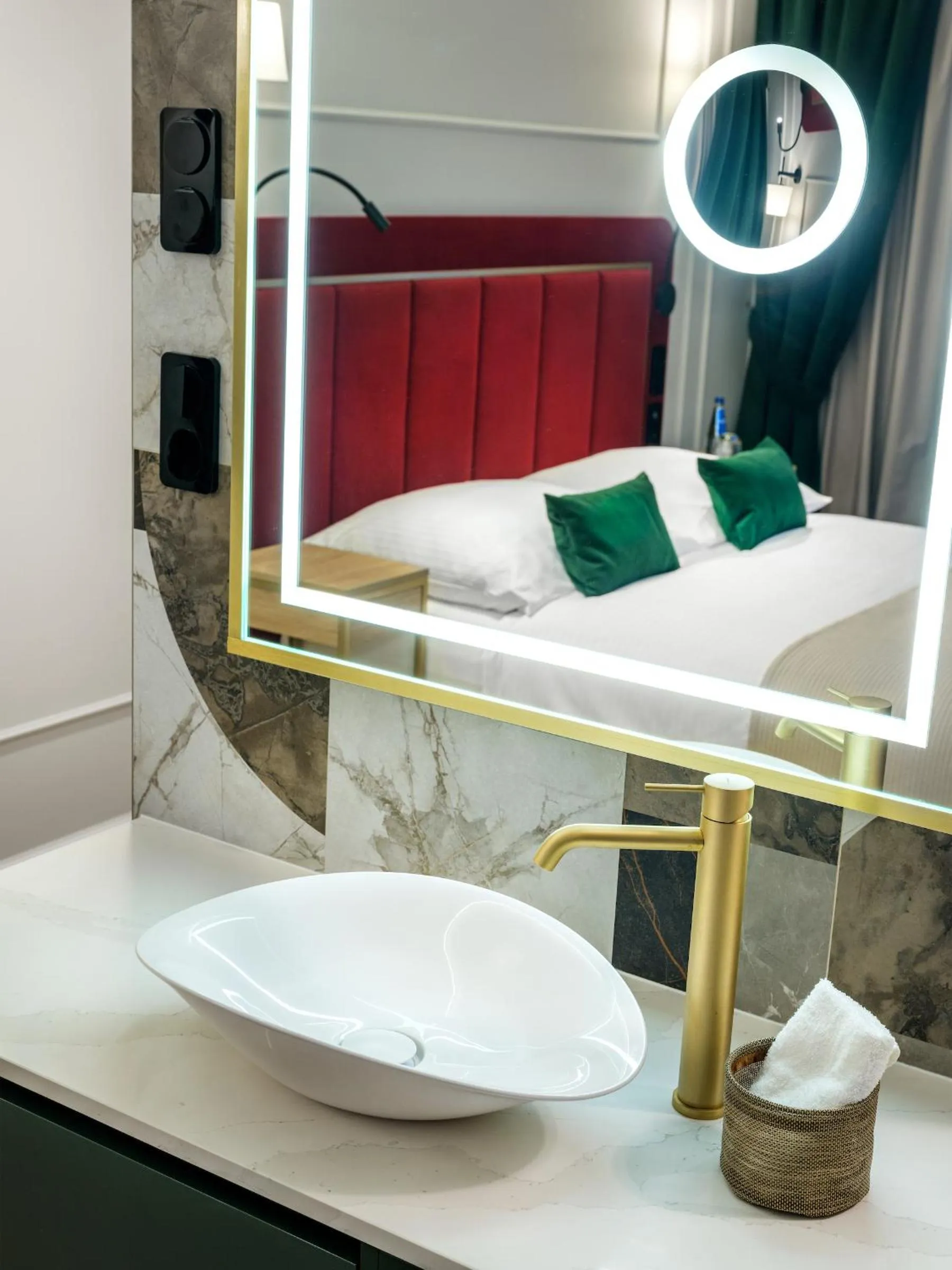 Bathroom, Bed in Hotel Golden Queen