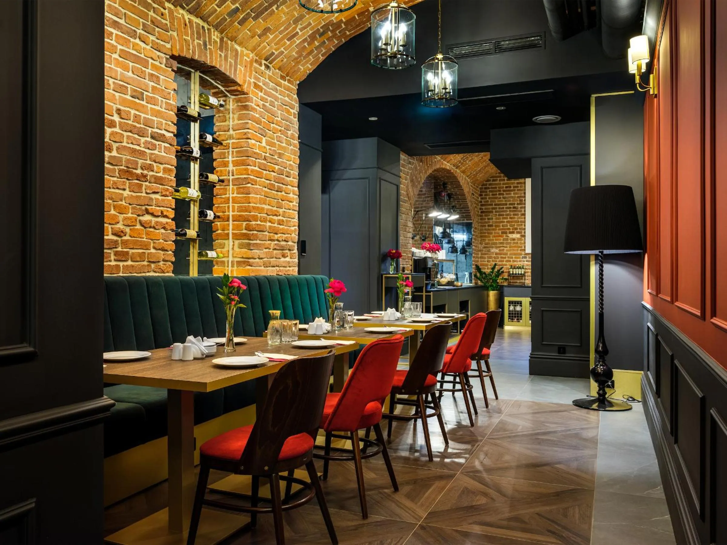 Restaurant/places to eat in Hotel Golden Queen