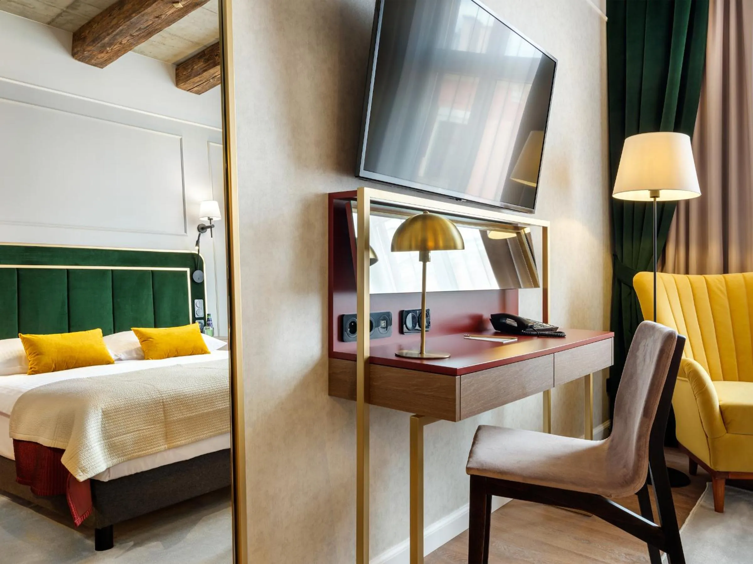 Photo of the whole room, Bed in Hotel Golden Queen