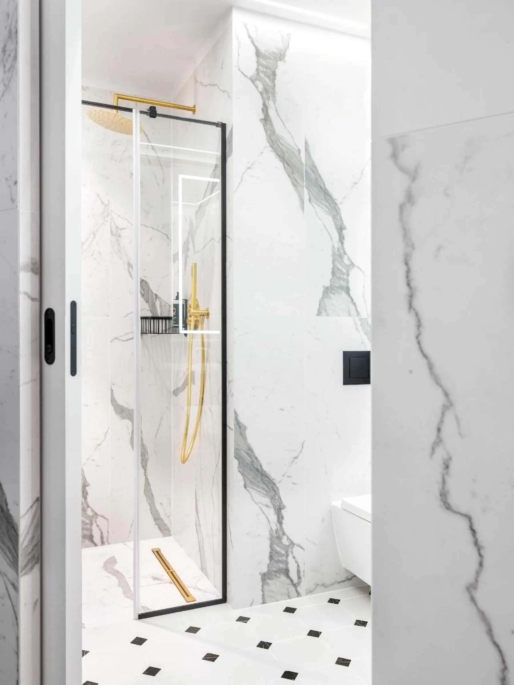 Shower in Hotel Golden Queen