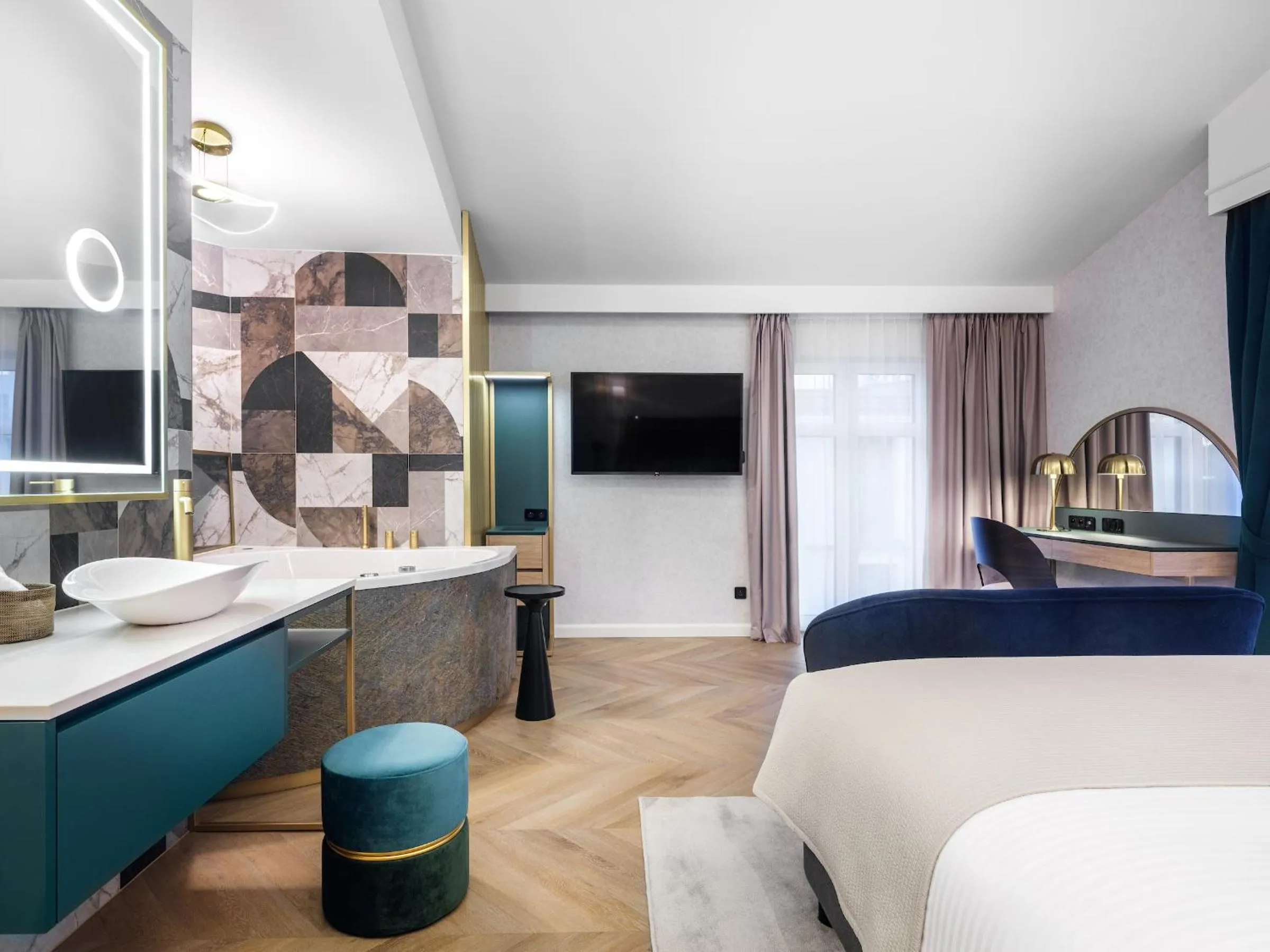 Photo of the whole room, Bed in Hotel Golden Queen