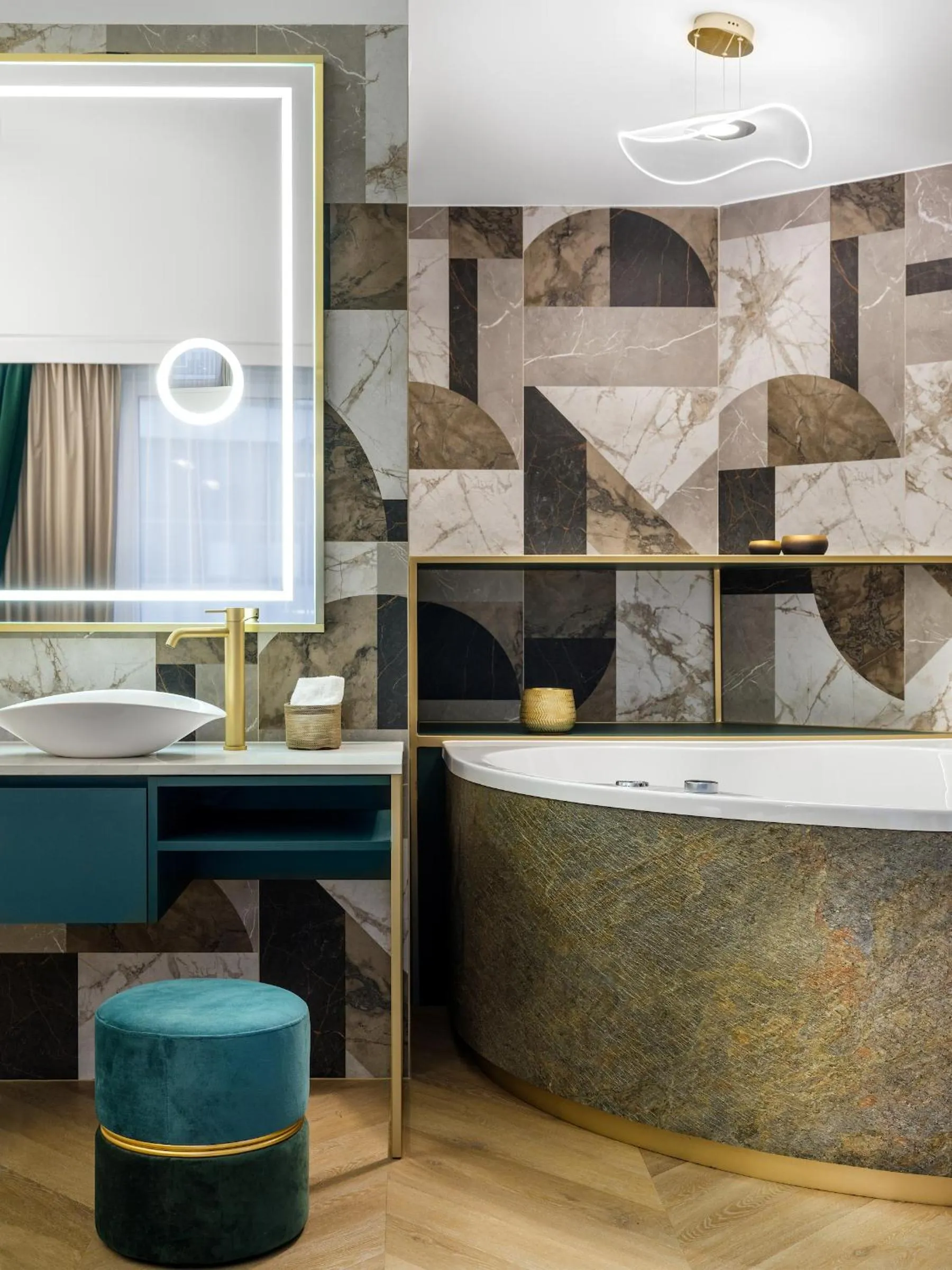 Hot Tub in Hotel Golden Queen