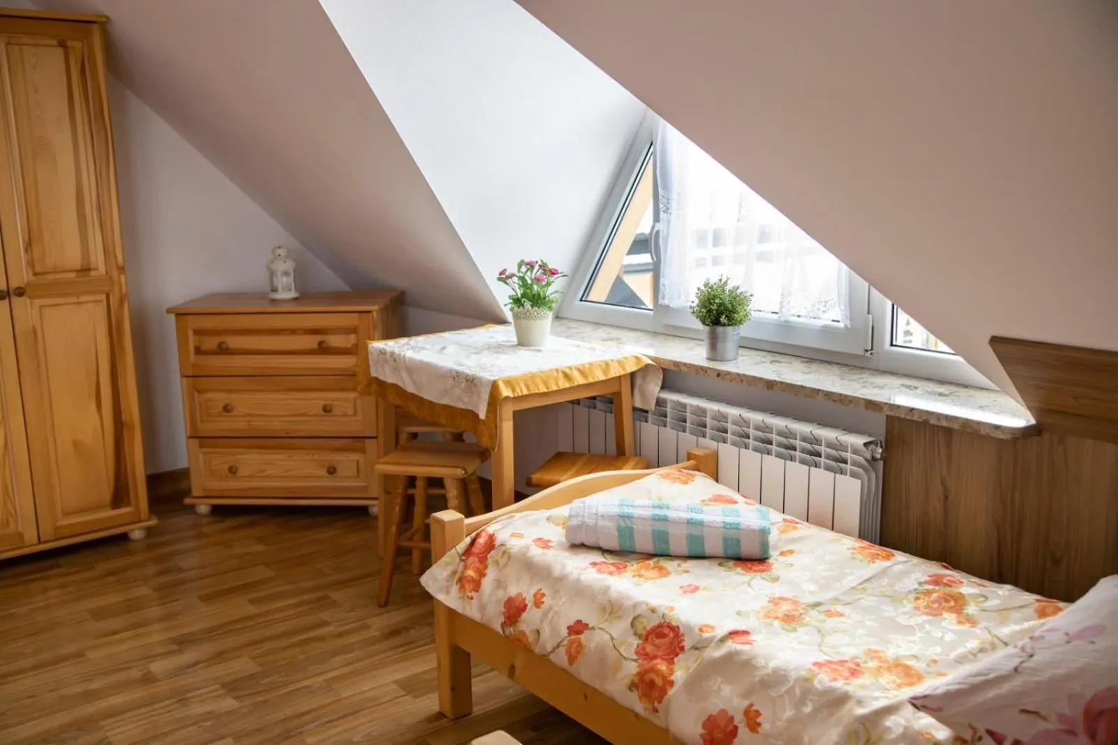 Photo of the whole room, Bed in DW Maria 2