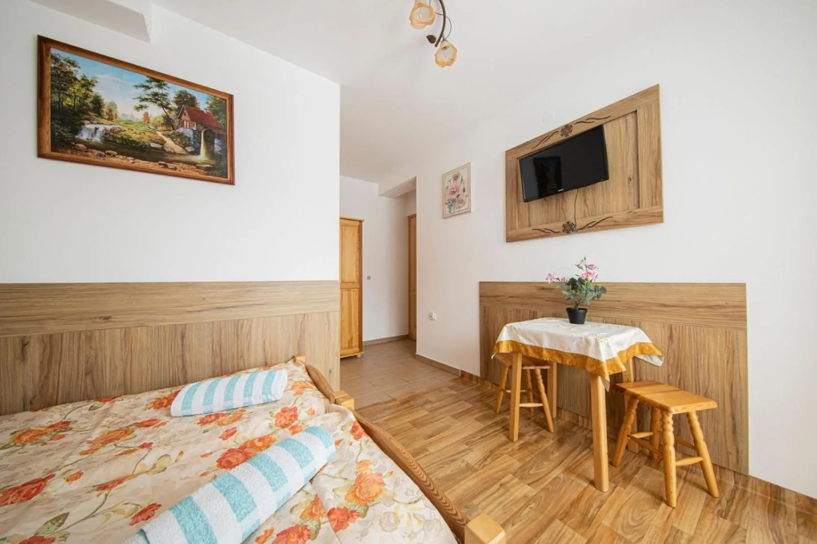 Photo of the whole room, Bed in DW Maria 2