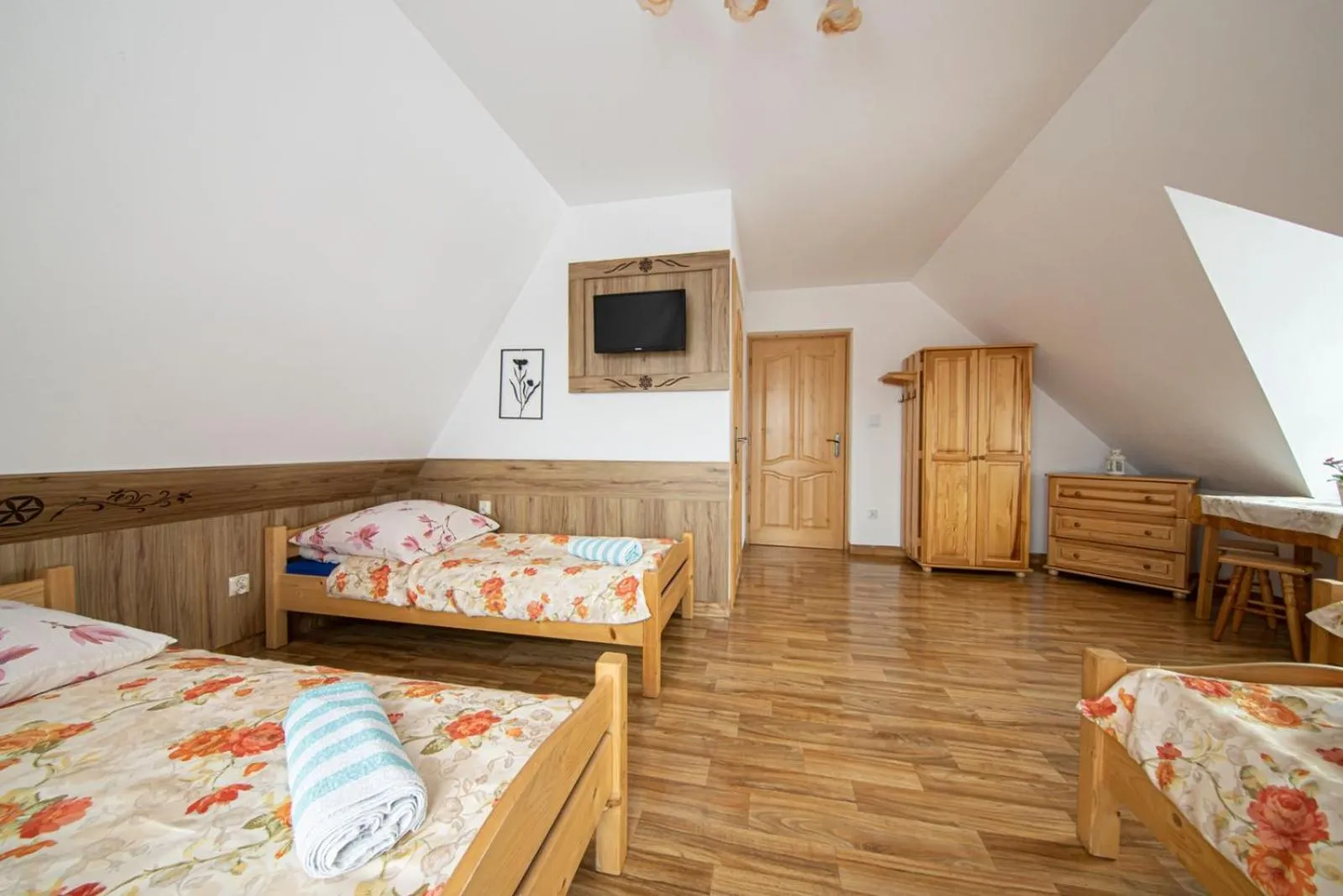 Photo of the whole room, Bed in DW Maria 2