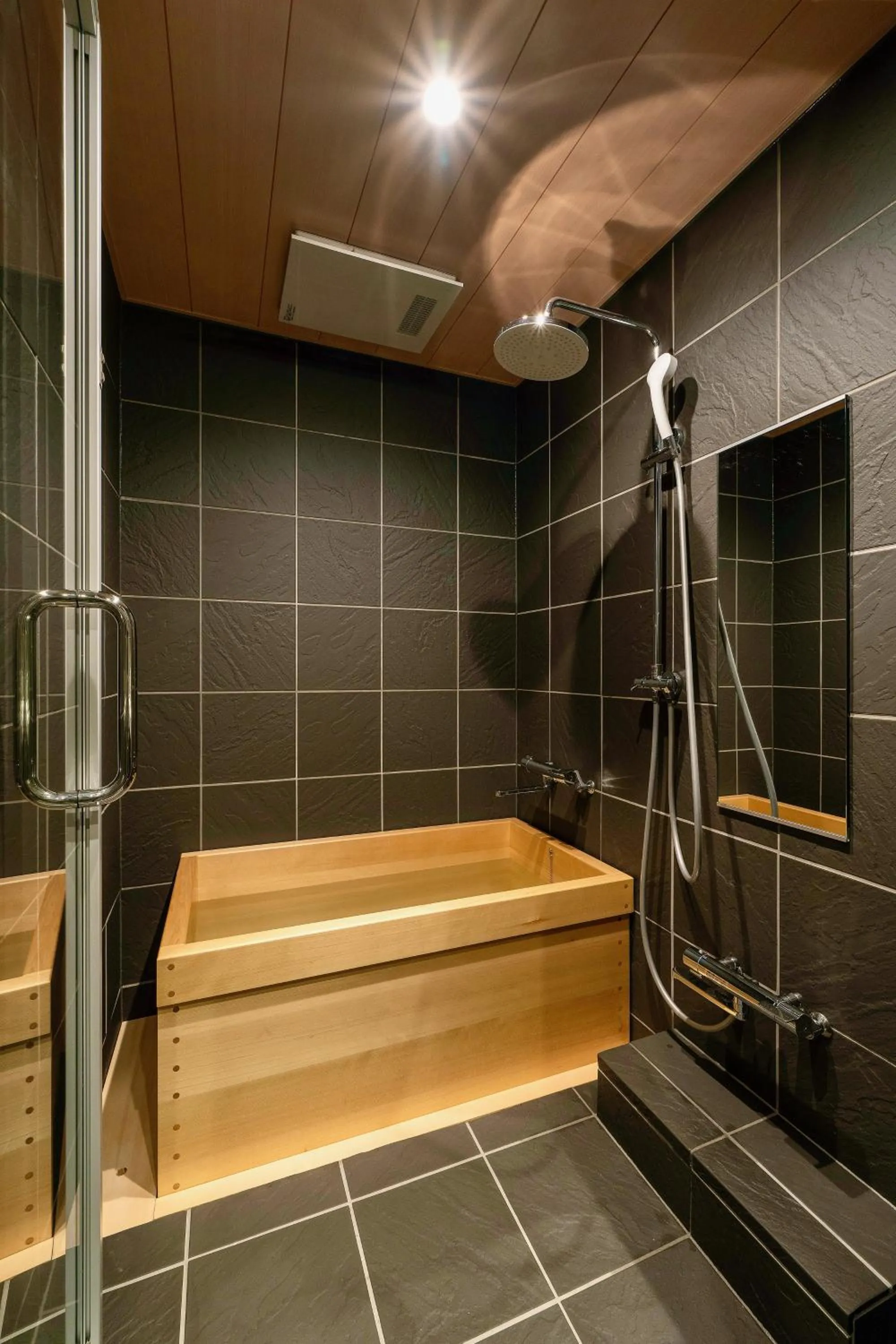 Shower in Kagabi Machiya House