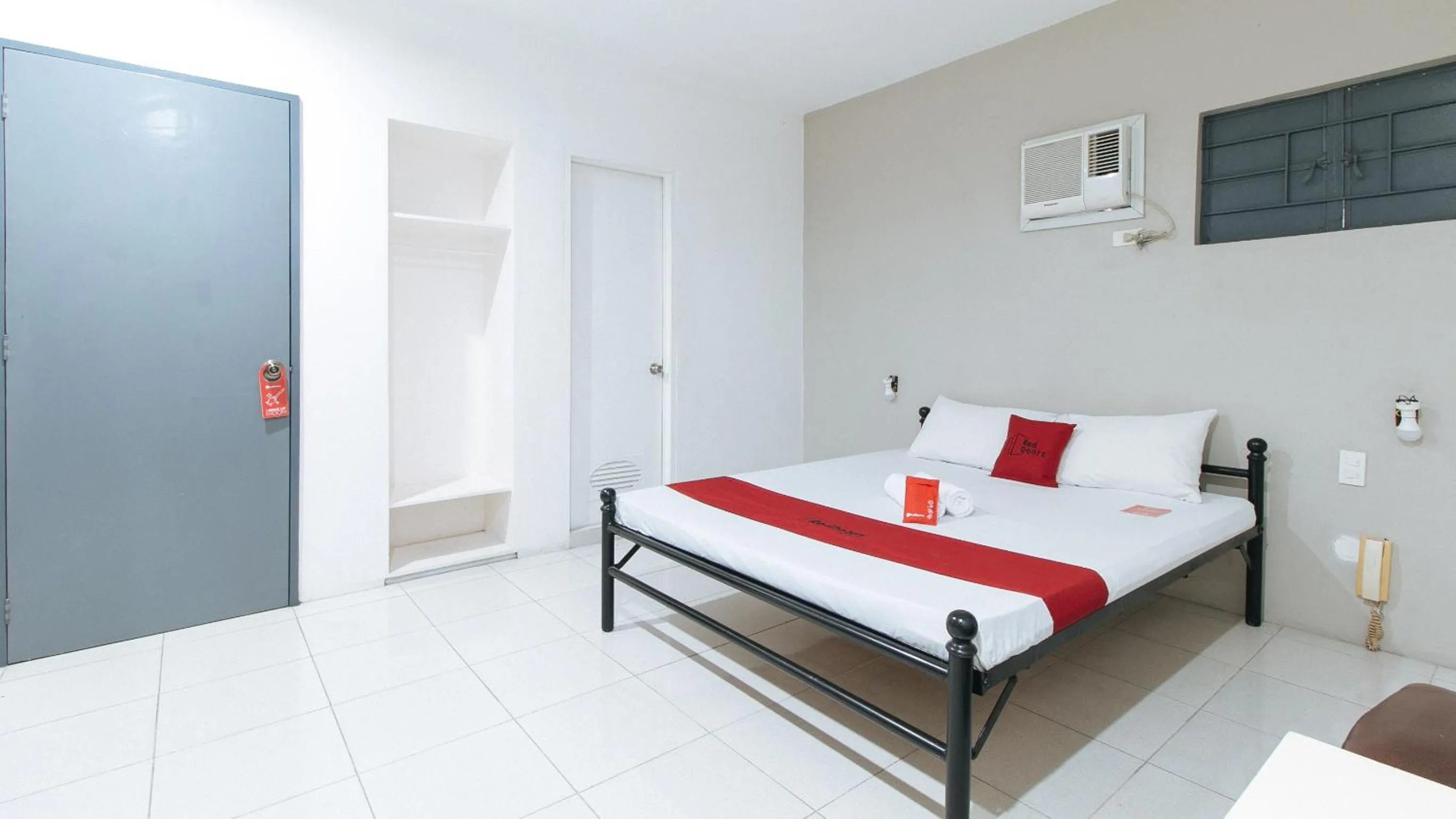 Bed in RedDoorz near SM Calamba