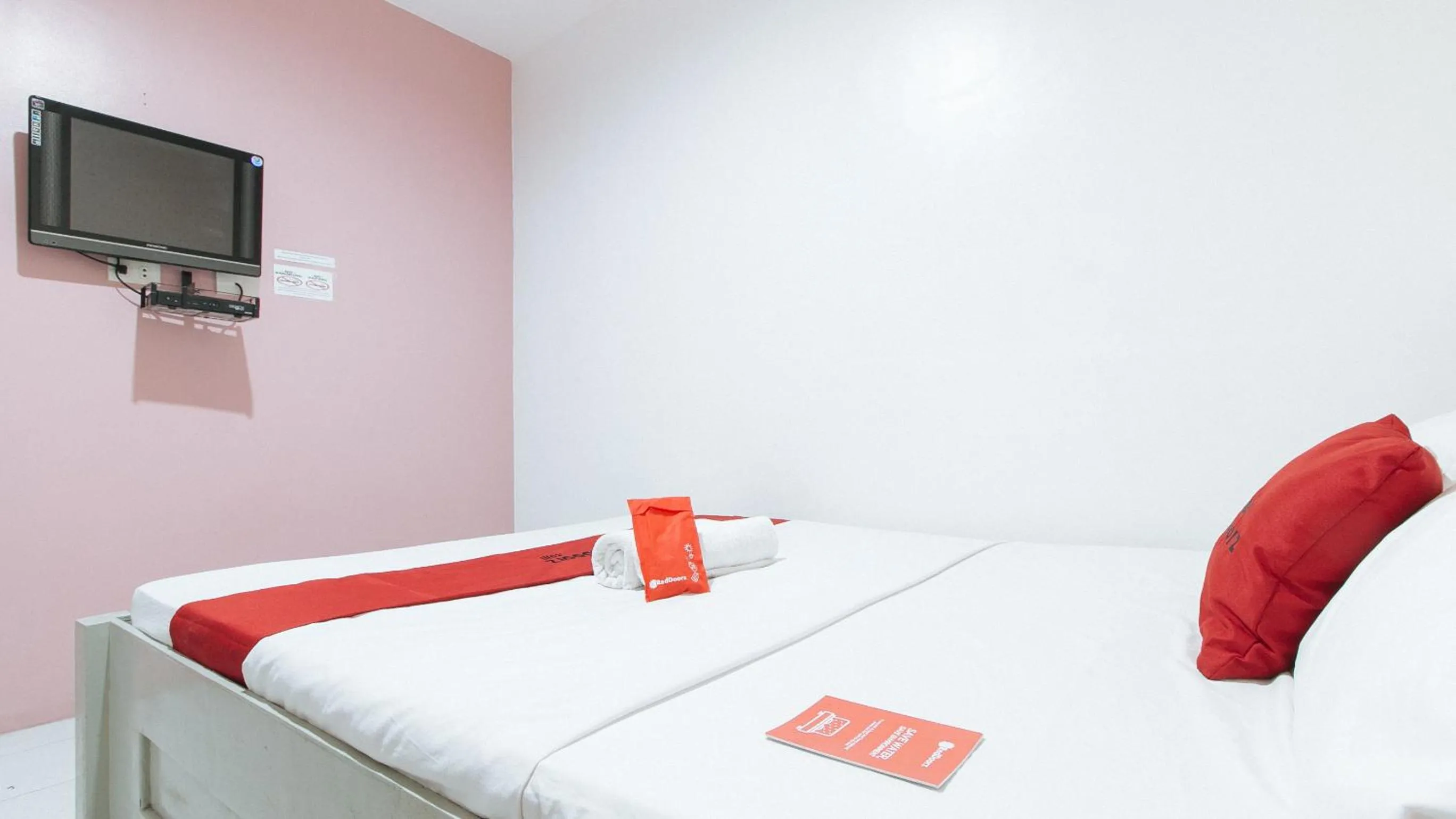 Bed in RedDoorz near SM Calamba