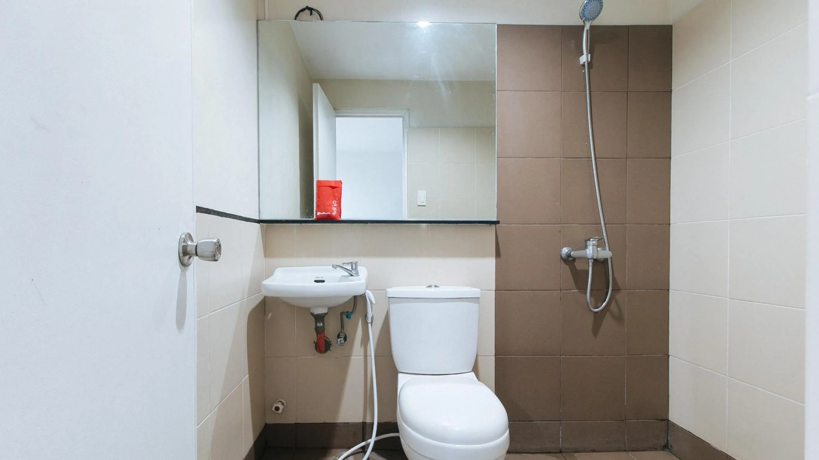 Shower in RedDoorz near SM Calamba
