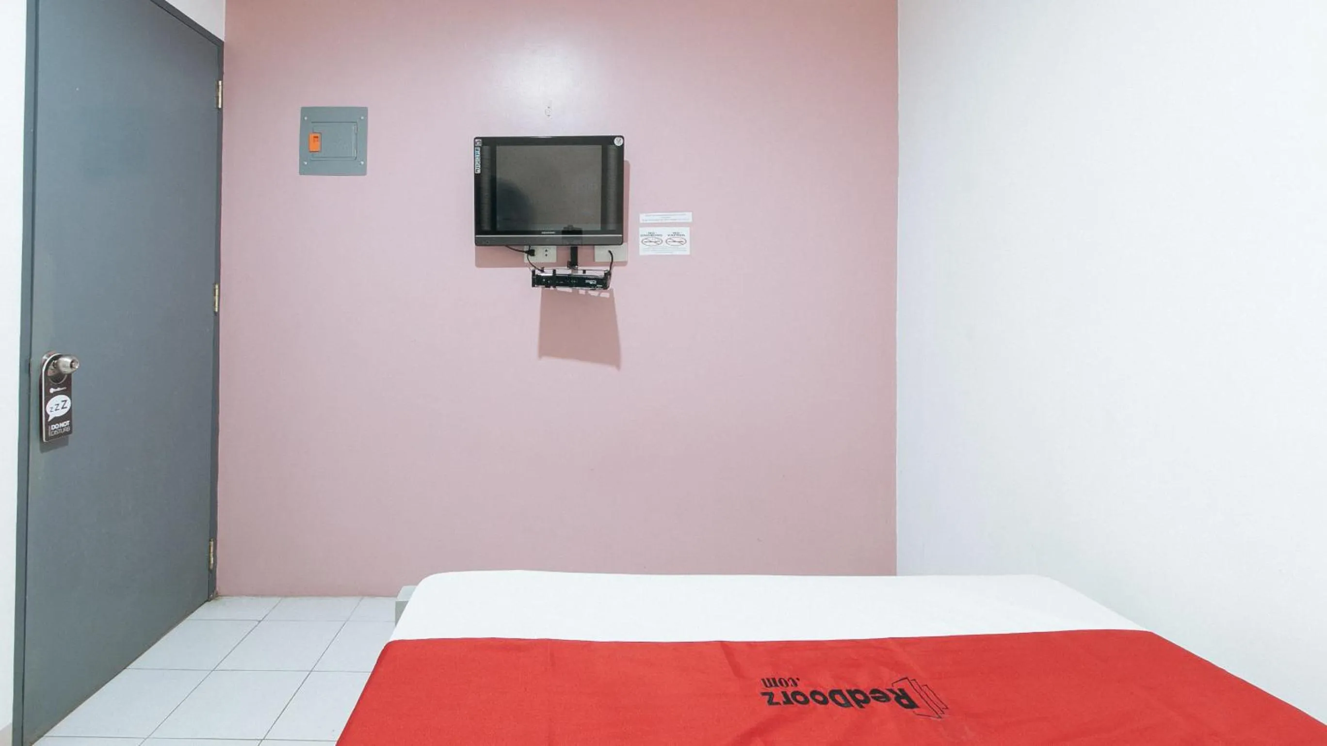 Bed in RedDoorz near SM Calamba
