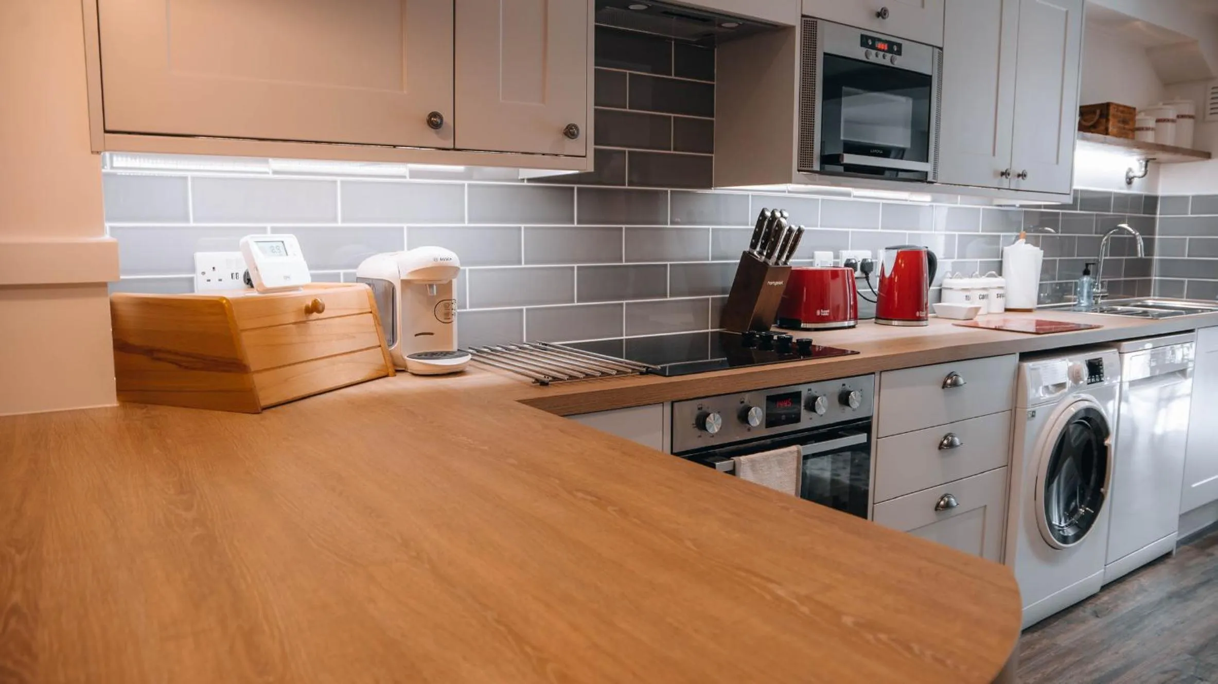 Kitchen or kitchenette in Riverbank Cottage