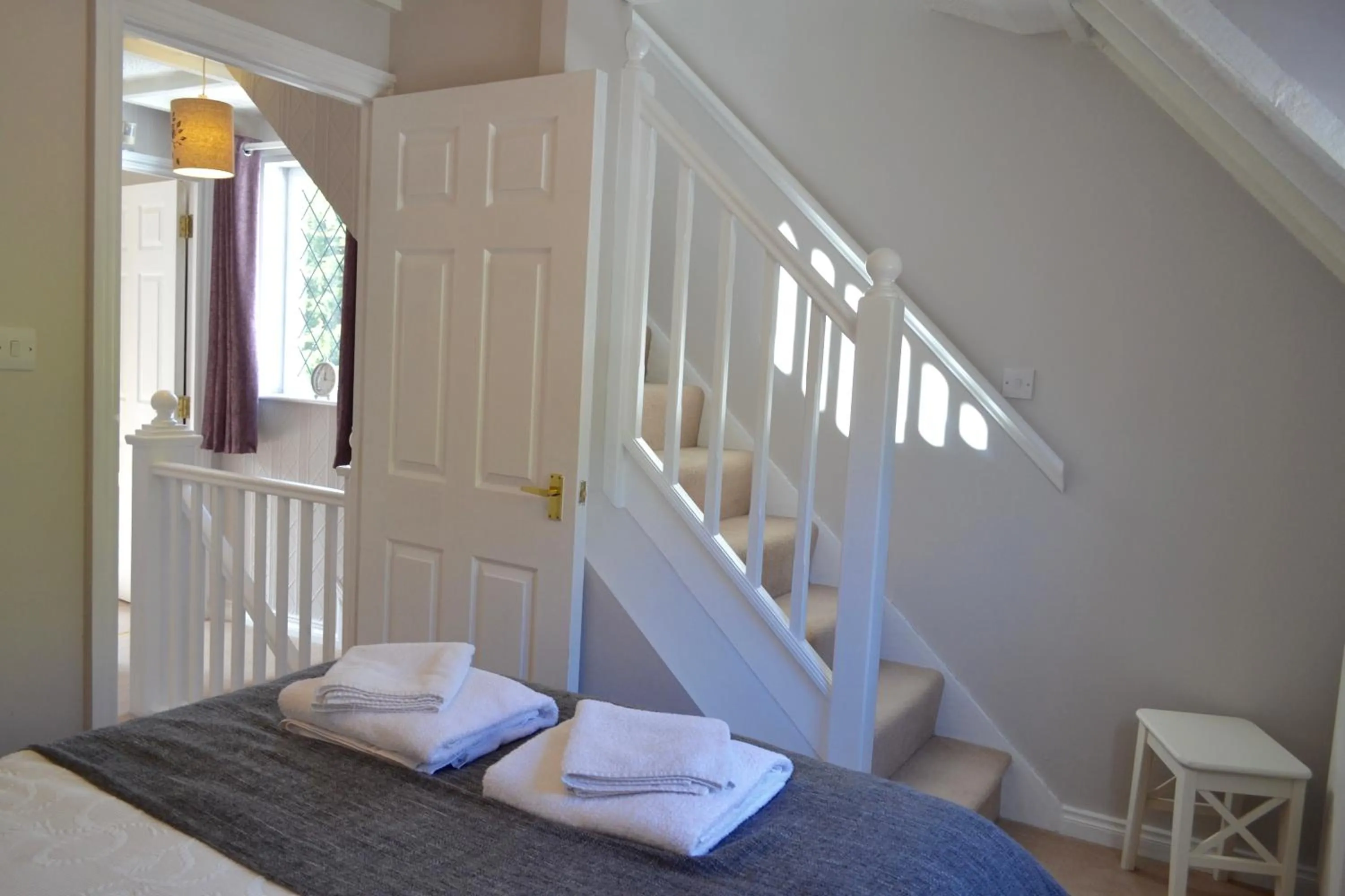Bedroom, Bed in Riverbank Cottage