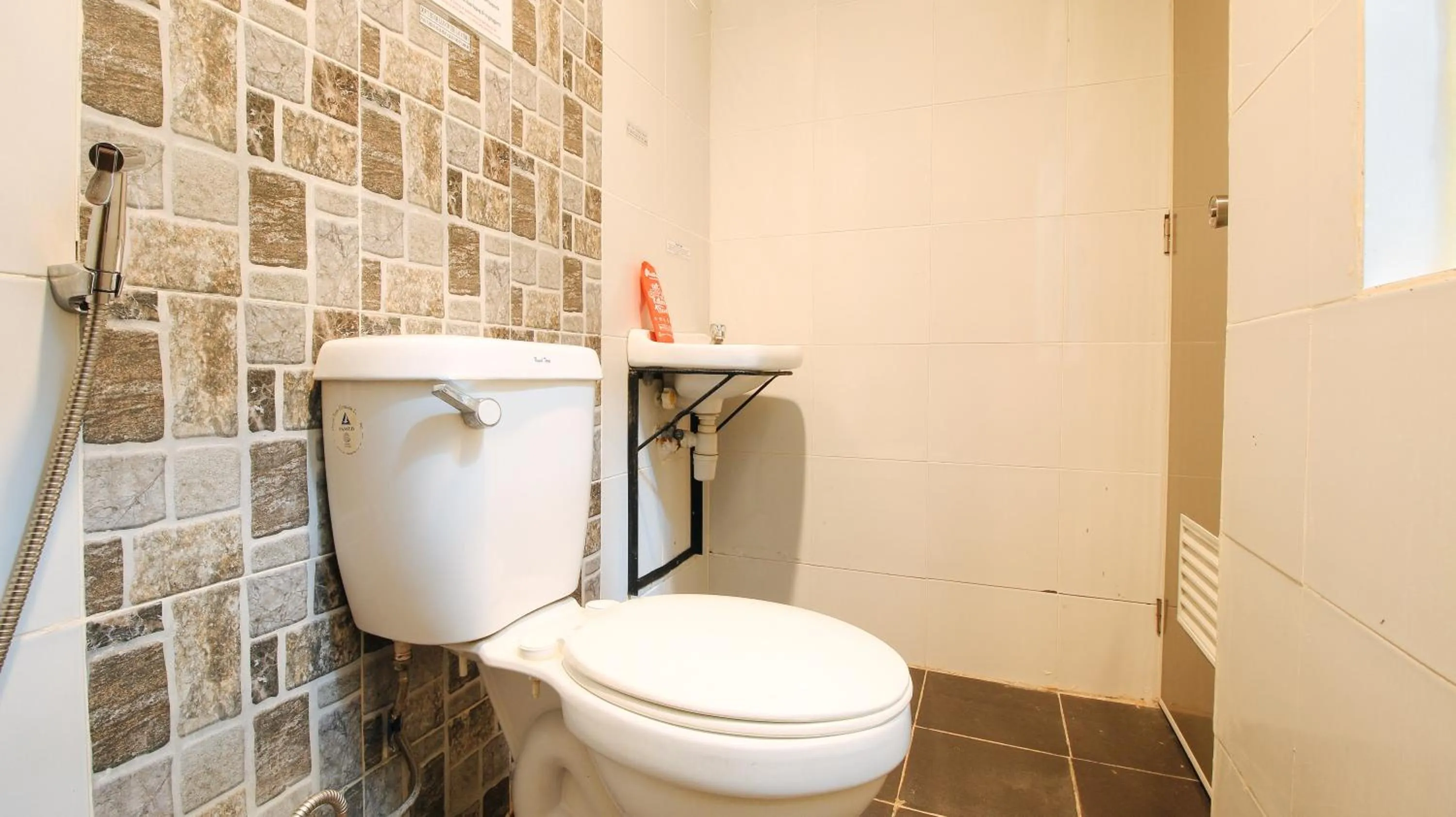 Shower in RedDoorz @ P Florentino Street Sampaloc Manila