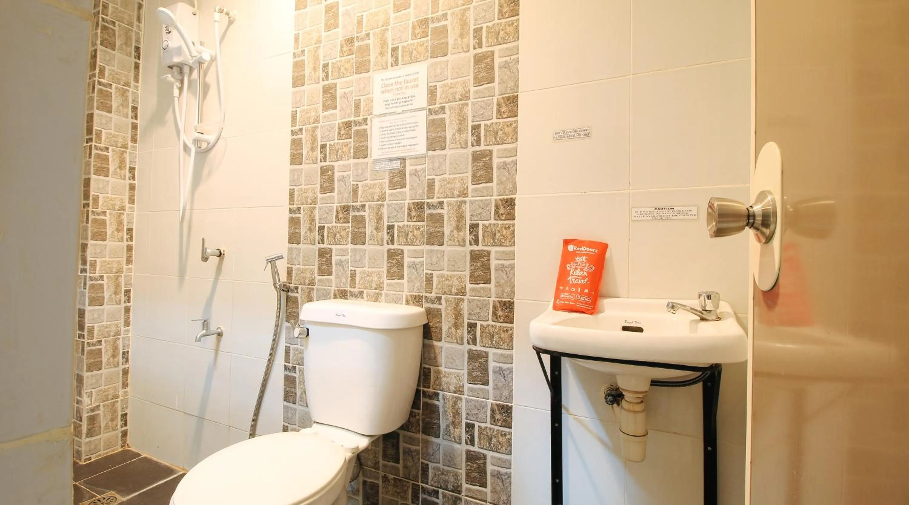 Shower in RedDoorz @ P Florentino Street Sampaloc Manila