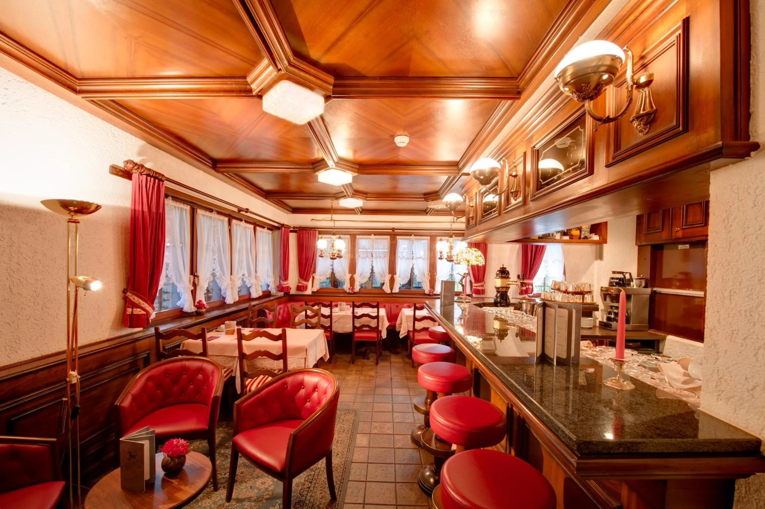 Restaurant/places to eat in Hotel Astoria