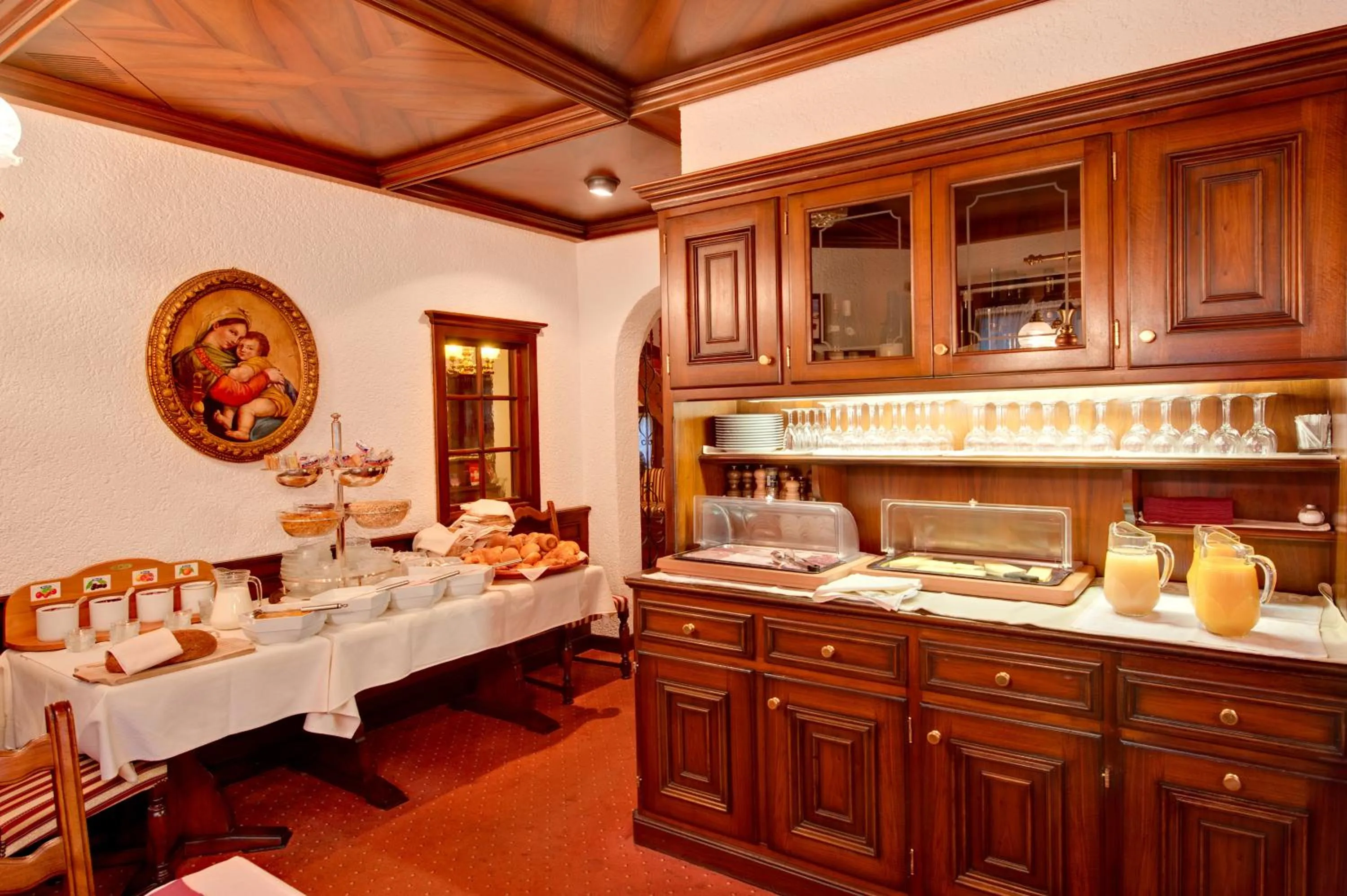 Restaurant/places to eat in Hotel Astoria