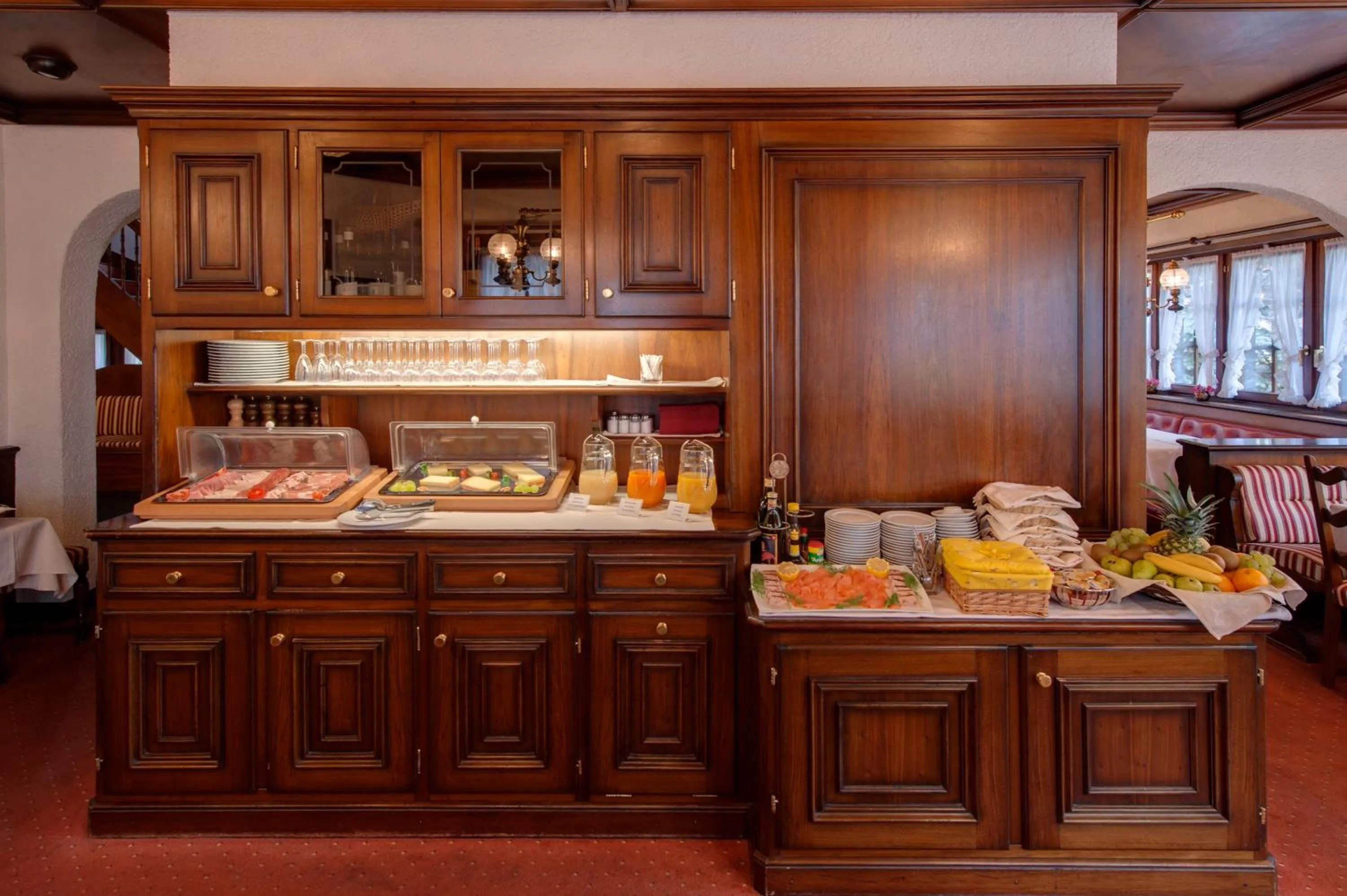 Restaurant/places to eat in Hotel Astoria