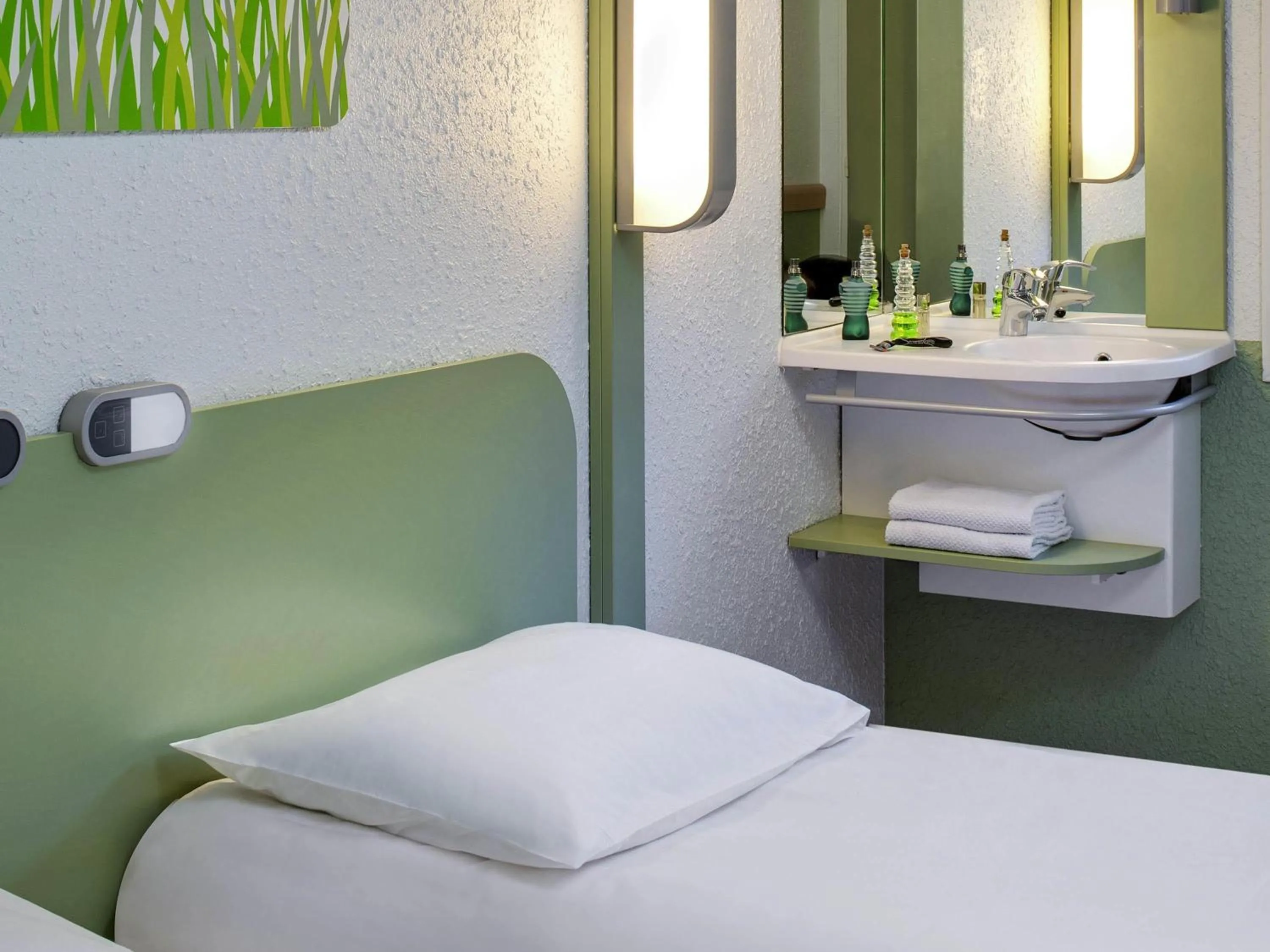 Bedroom, Bed in Hotel Ibis Budget Vichy