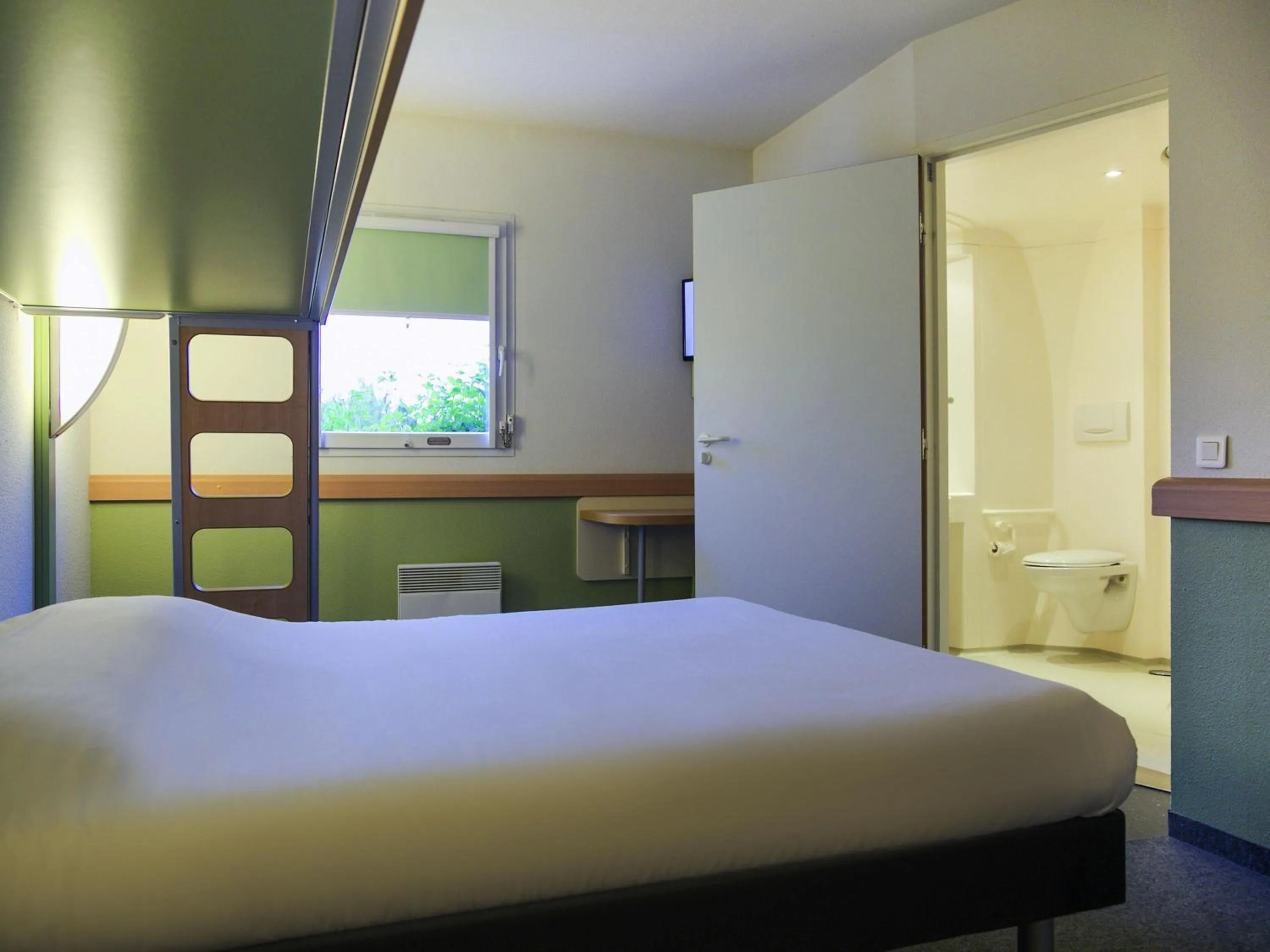 Bedroom, Bed in ibis budget Niort - La Crèche