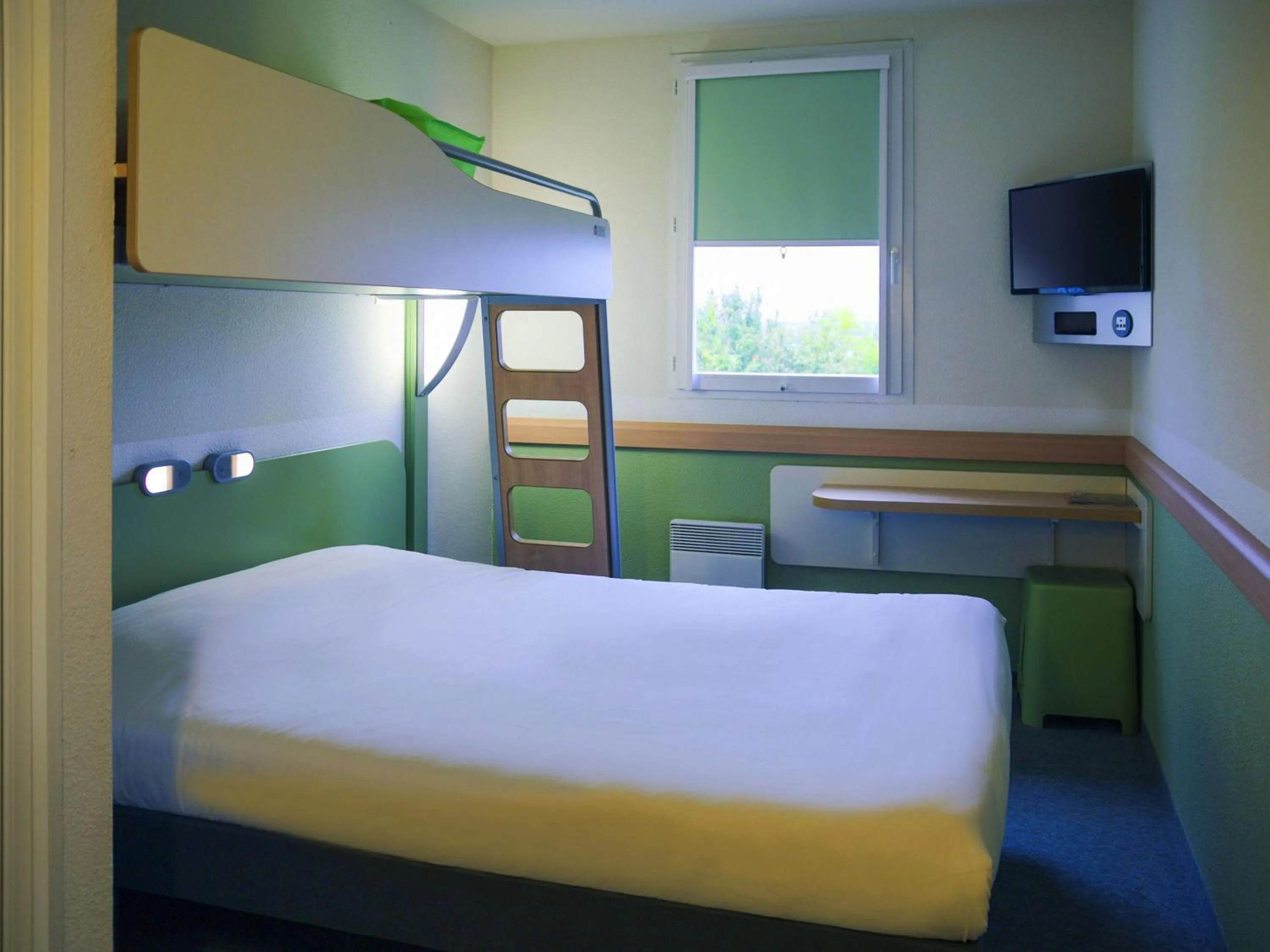 Bedroom, Bed in ibis budget Niort - La Crèche