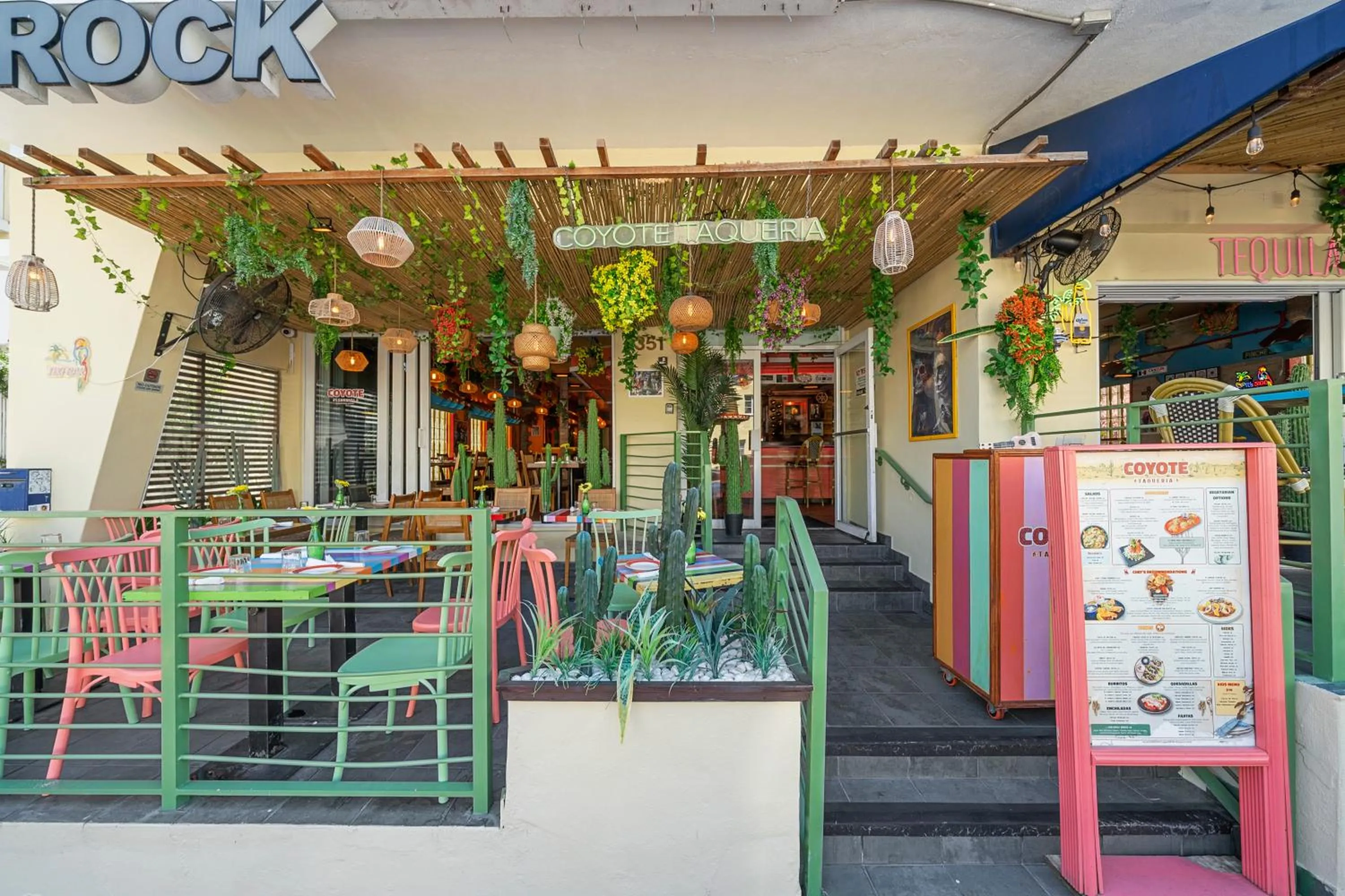 Restaurant/places to eat in Rock Apartments by Lowkl