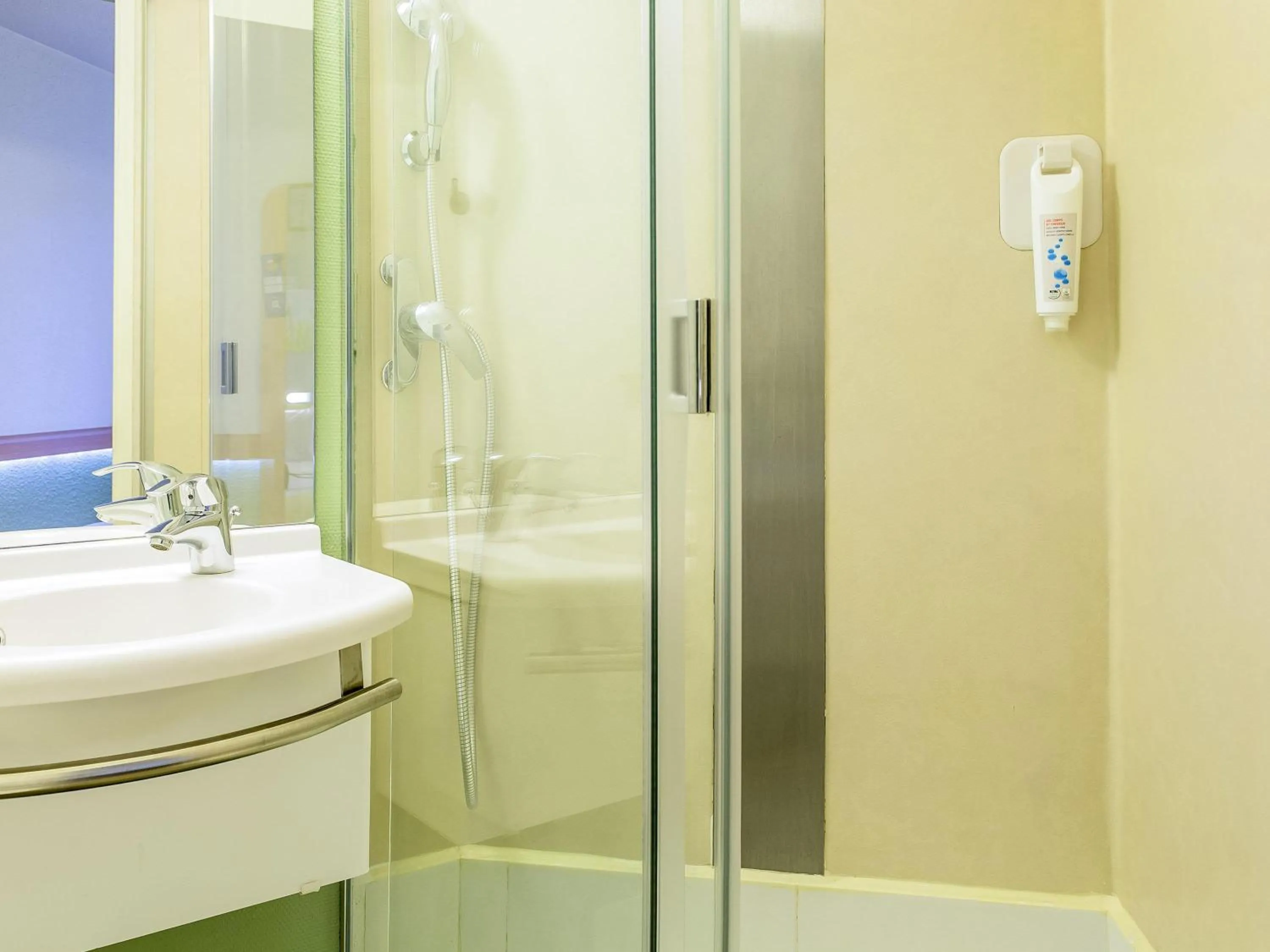 Bedroom in Hôtel Ibis Budget Nantes Nord St Herblain