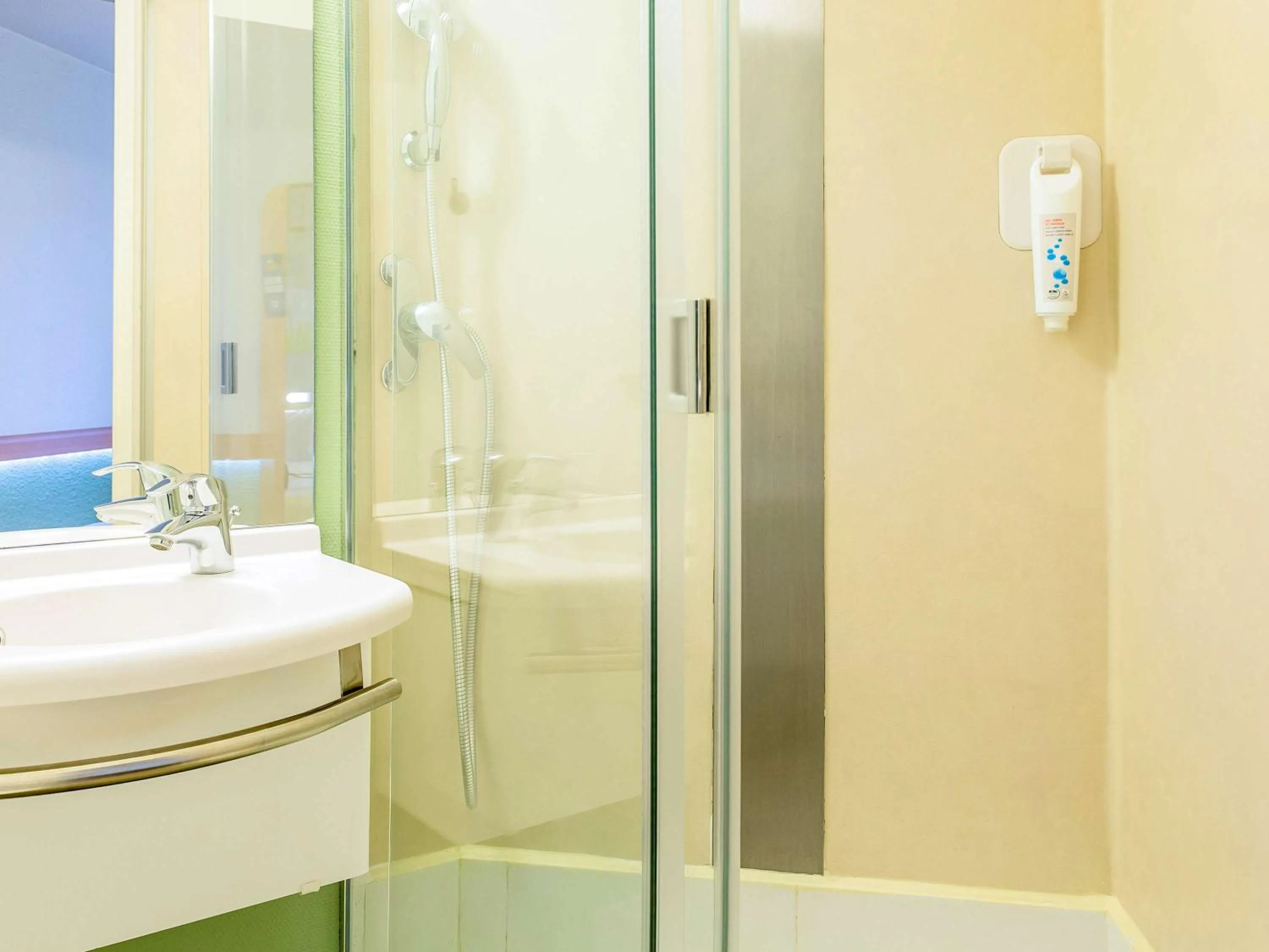 Photo of the whole room in Hôtel Ibis Budget Nantes Nord St Herblain