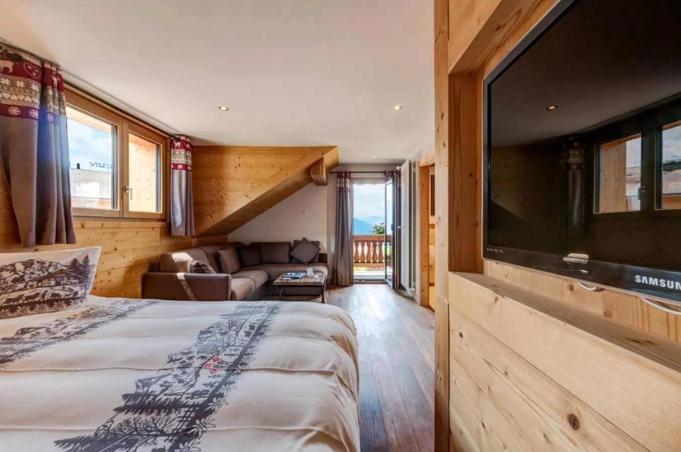 Photo of the whole room, Bed in Alpe Fleurie Hôtel & Restaurant