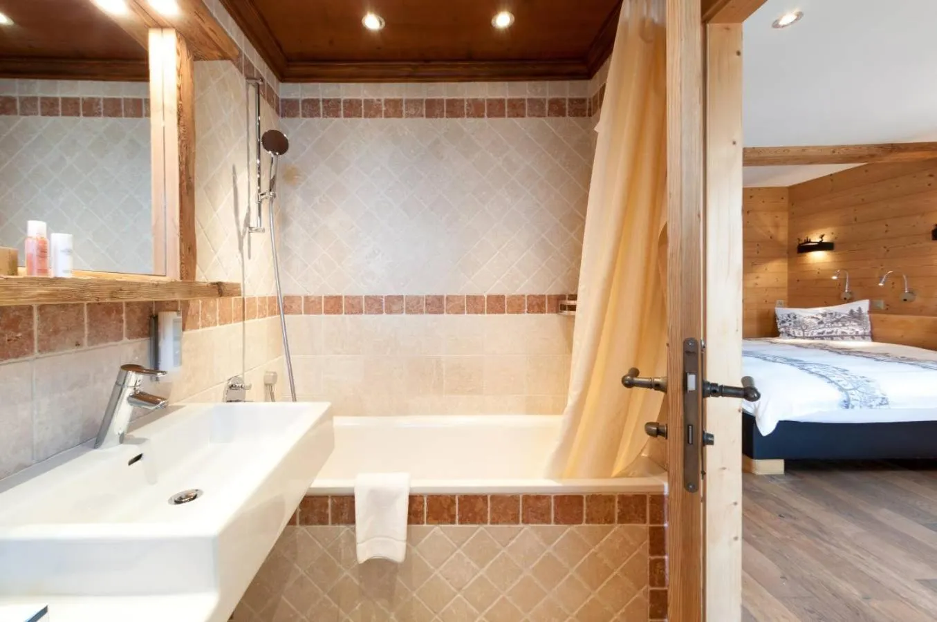 Bathroom, Bed in Alpe Fleurie Hôtel & Restaurant