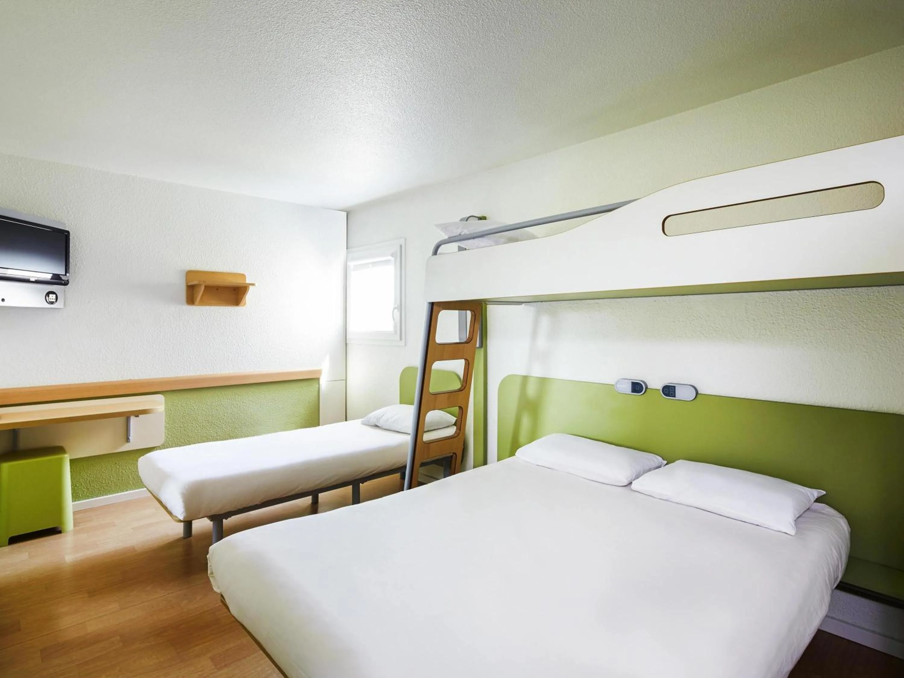Property building, Bed in ibis budget Chartres