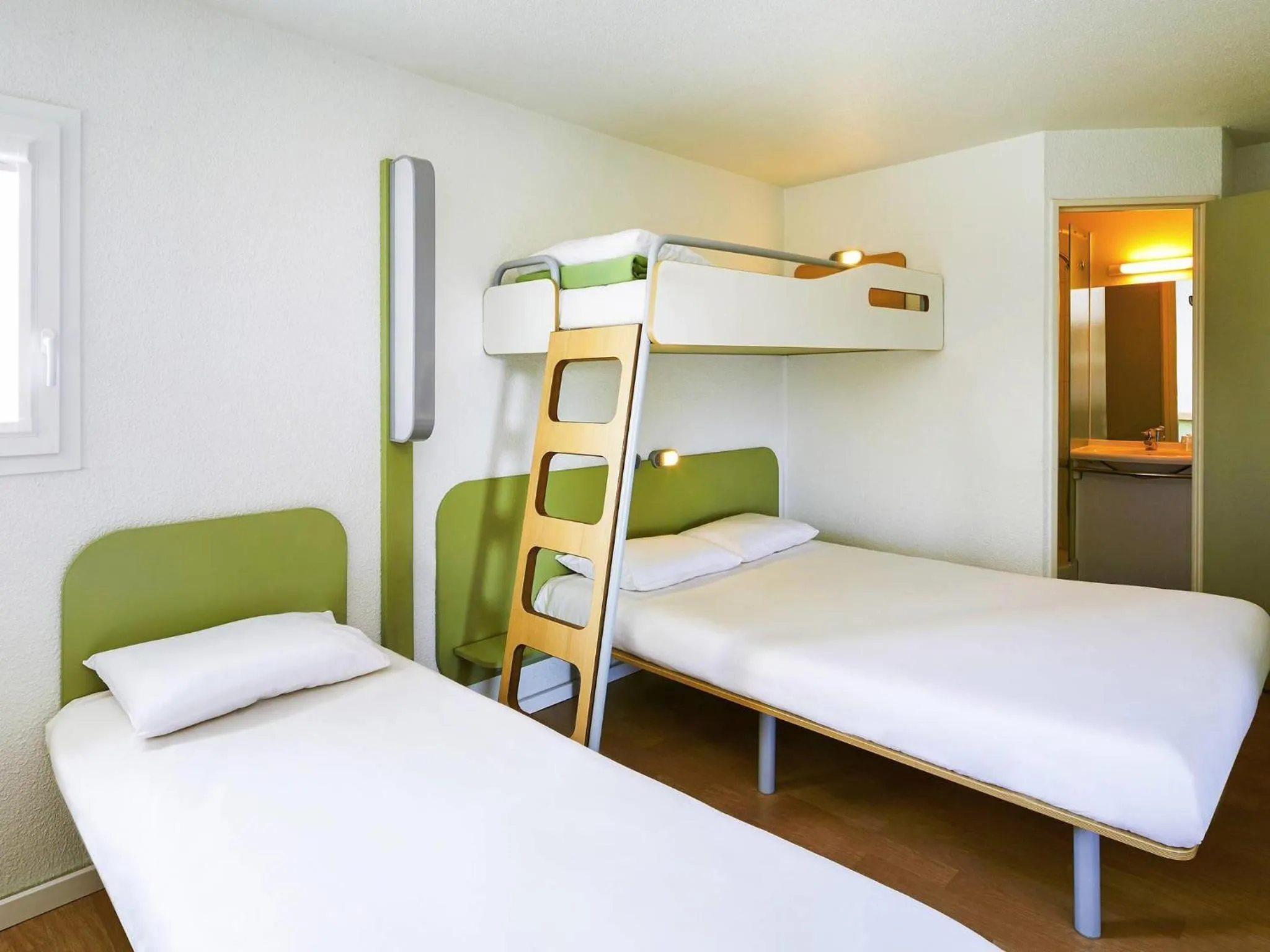 Bedroom, Bed in ibis budget Chartres