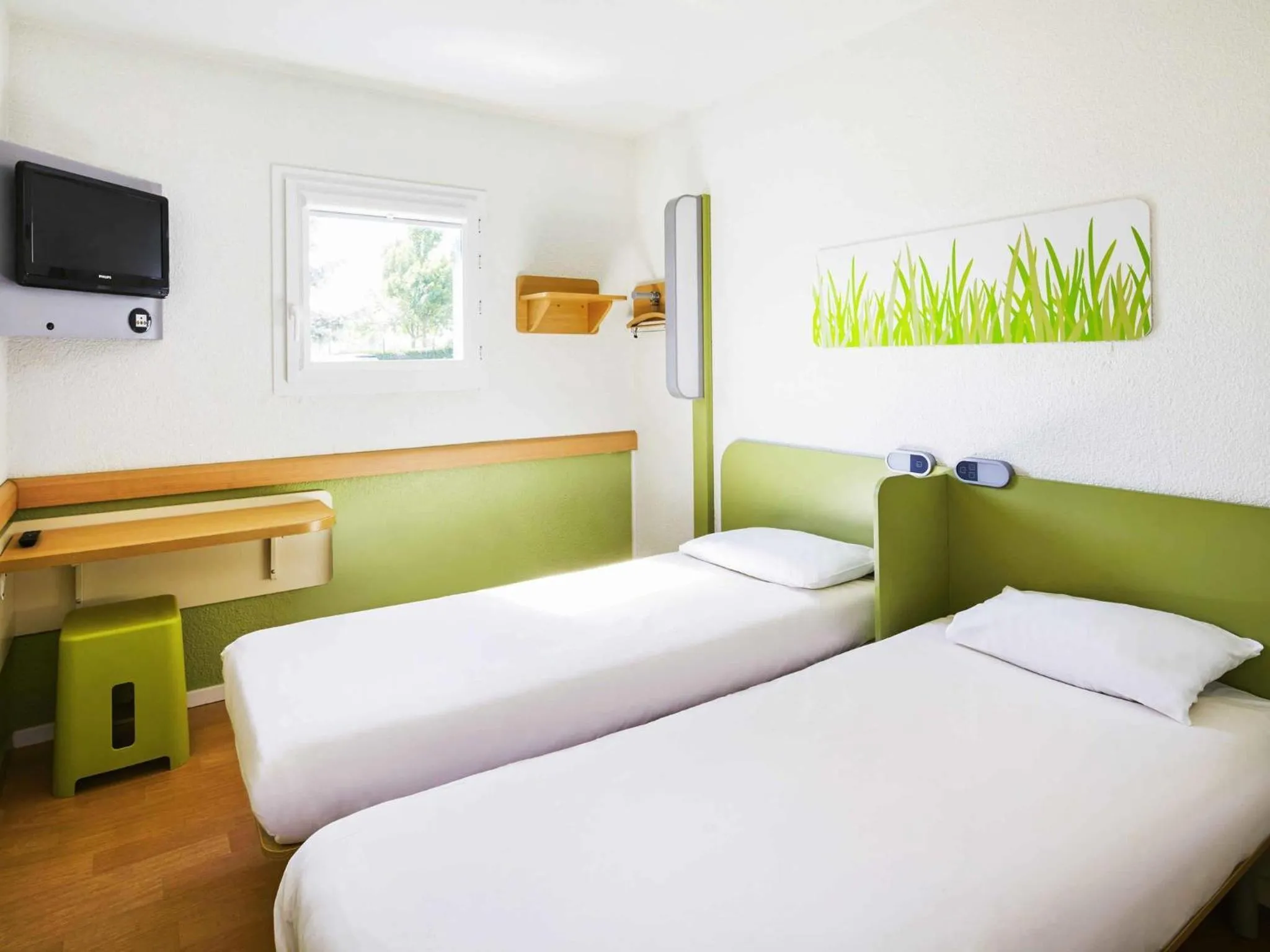 Bedroom, Bed in ibis budget Chartres