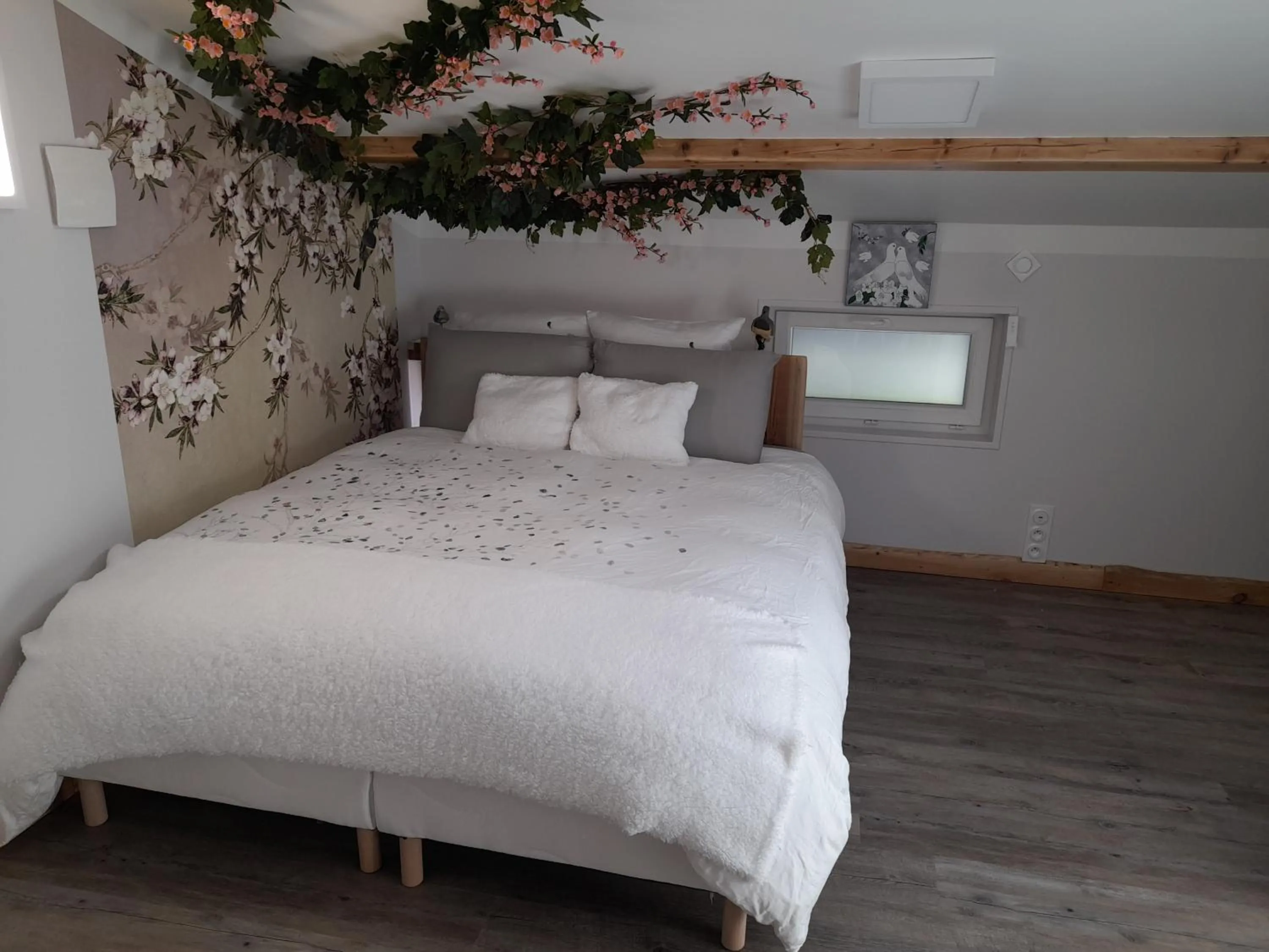 Bed in La maison du Bonheur, borne de recharge VE