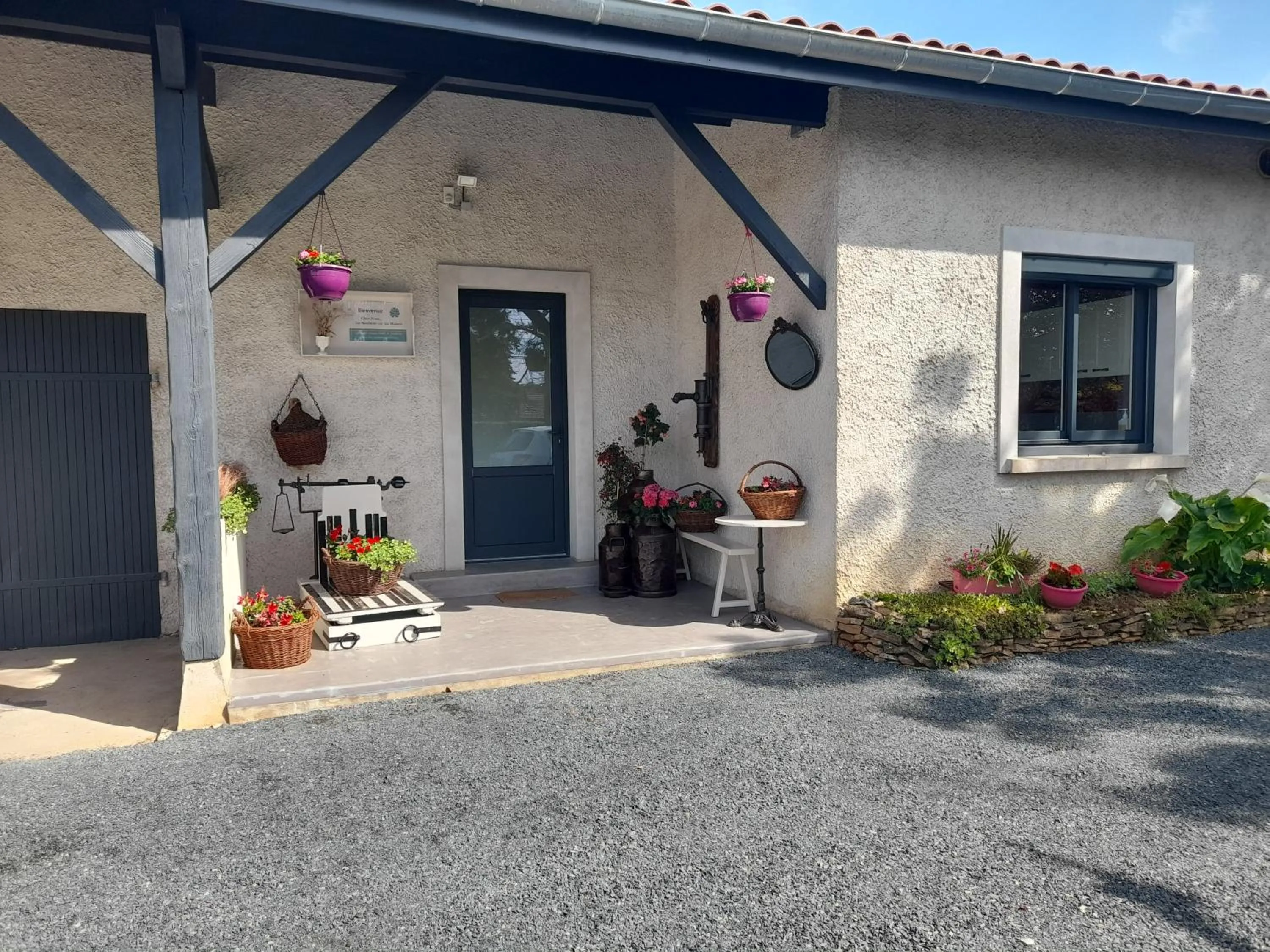 Facade/entrance in La maison du Bonheur, borne de recharge VE