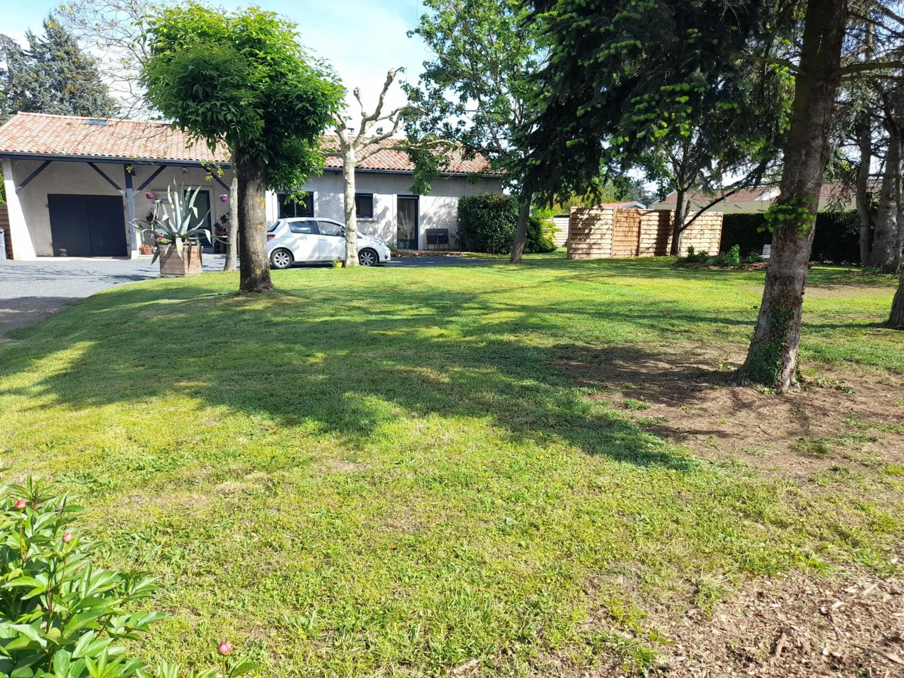 Facade/entrance in La maison du Bonheur, borne de recharge VE