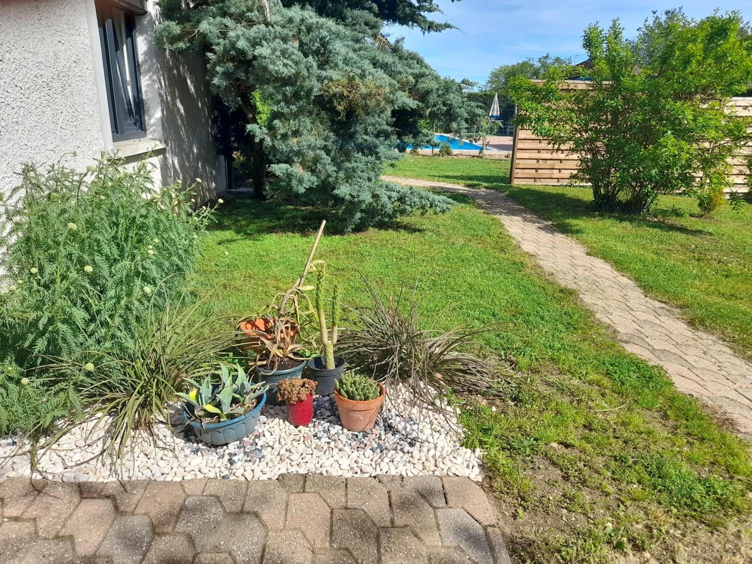 Garden view in La maison du Bonheur, borne de recharge VE
