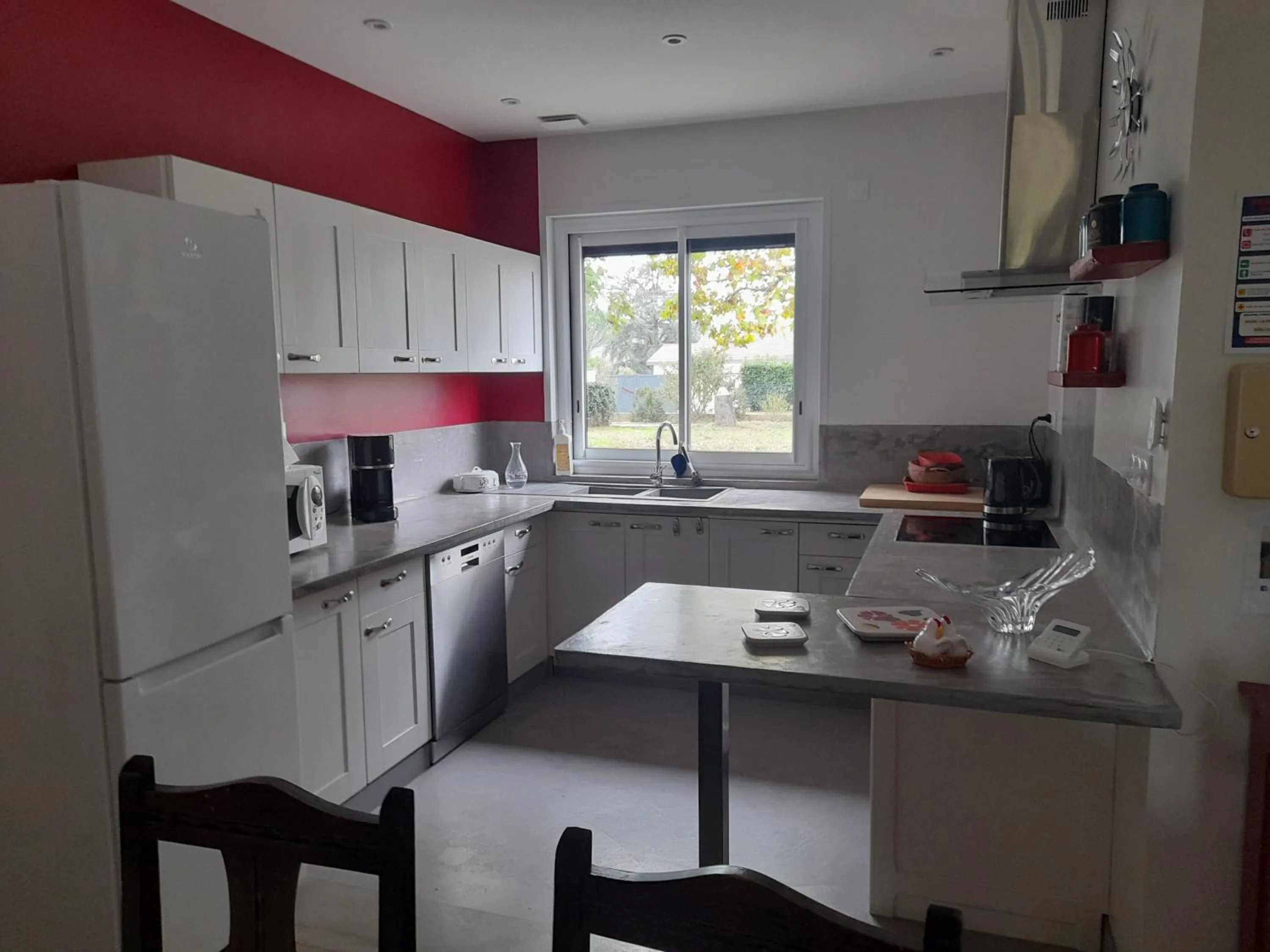 Communal kitchen in La maison du Bonheur, borne de recharge VE