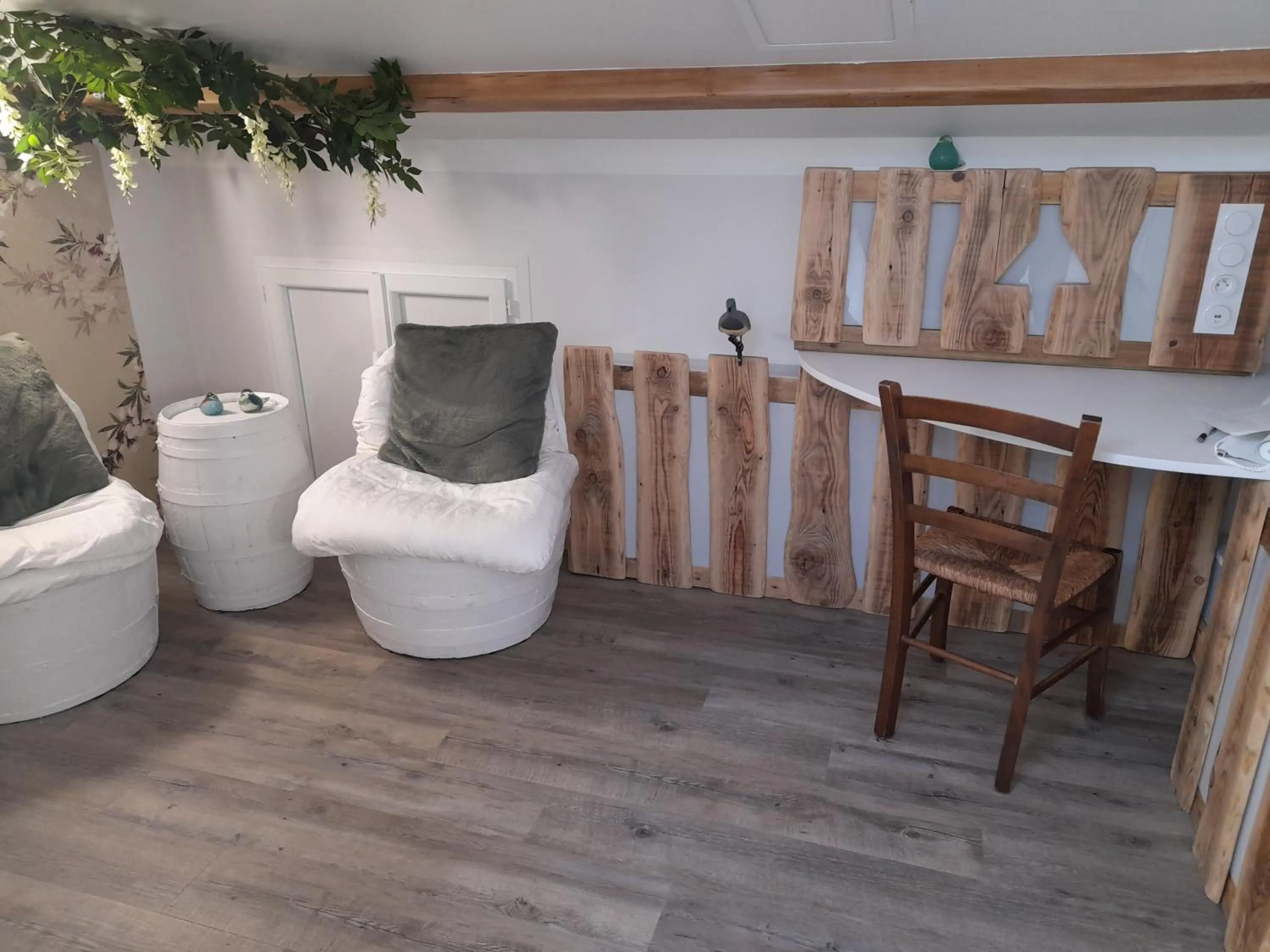 Seating area in La maison du Bonheur, borne de recharge VE