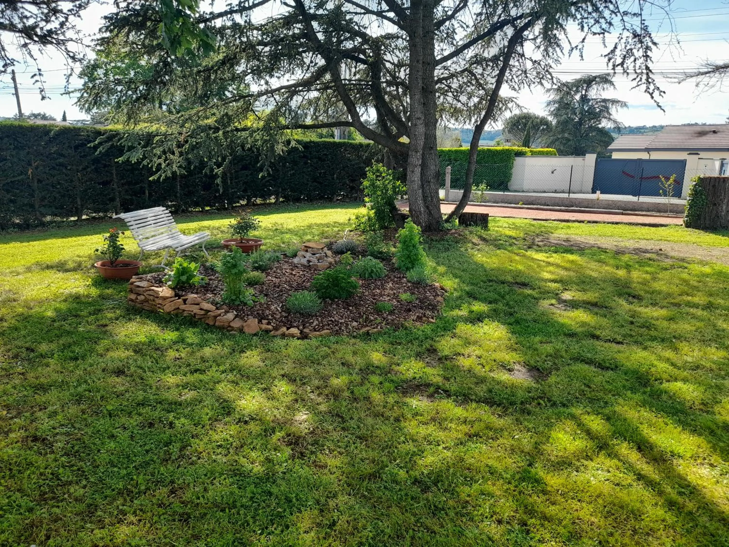 Garden in La maison du Bonheur, borne de recharge VE
