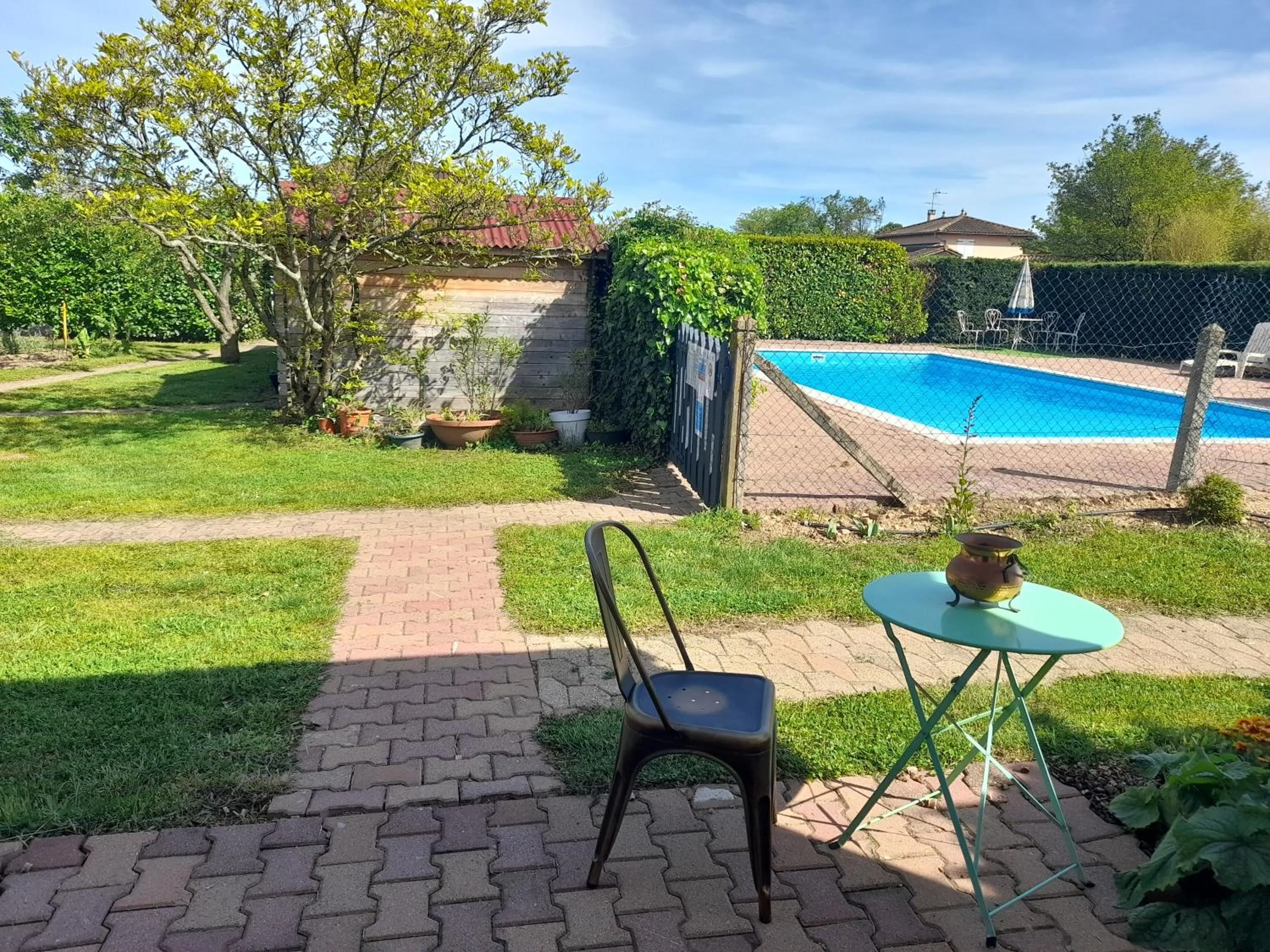 Pool view in La maison du Bonheur, borne de recharge VE